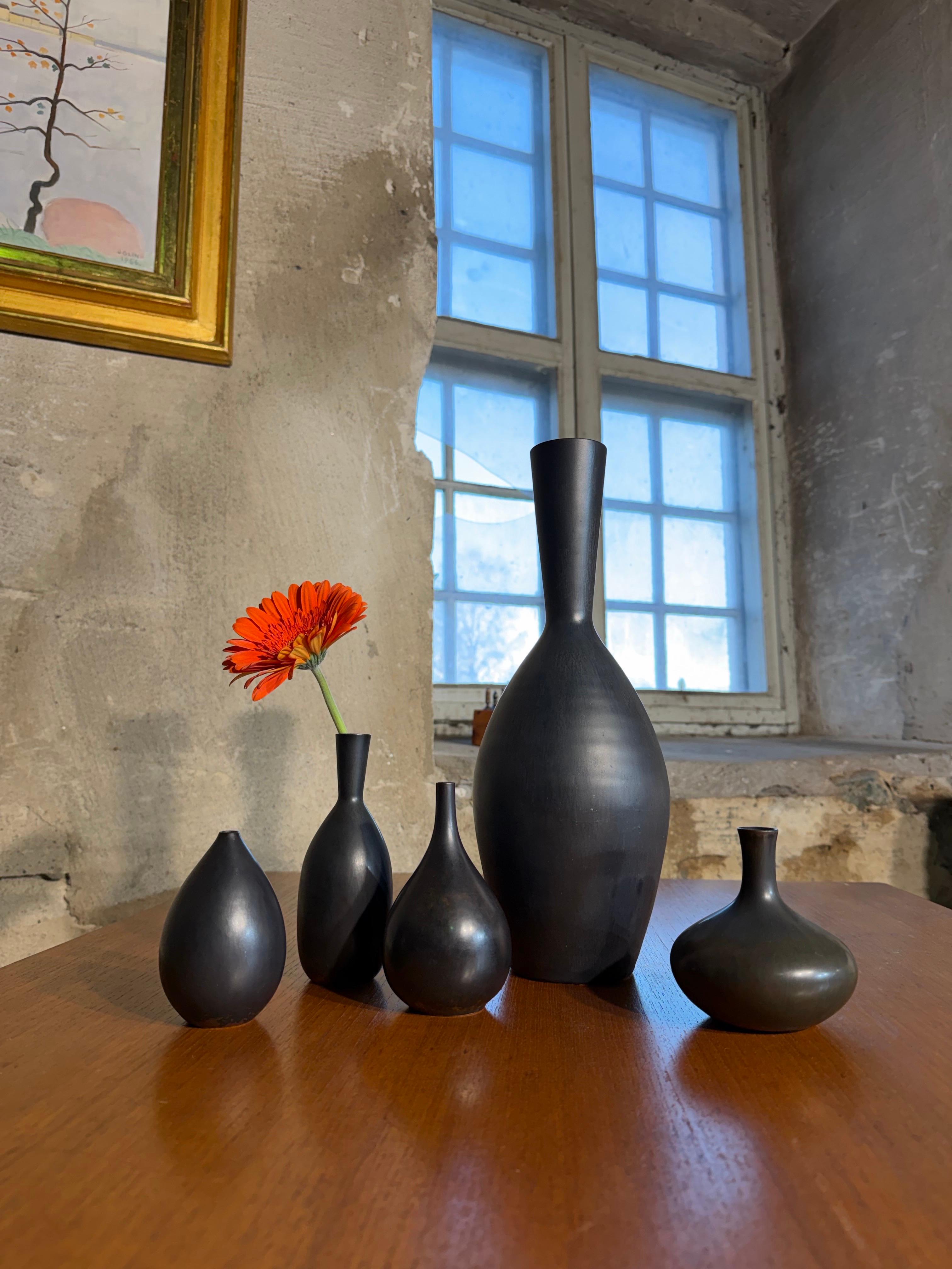 20ième siècle Groupe de 5 vases noirs en céramique, Rörstrand Carl-Harry Stålhane, milieu du siècle dernier en vente