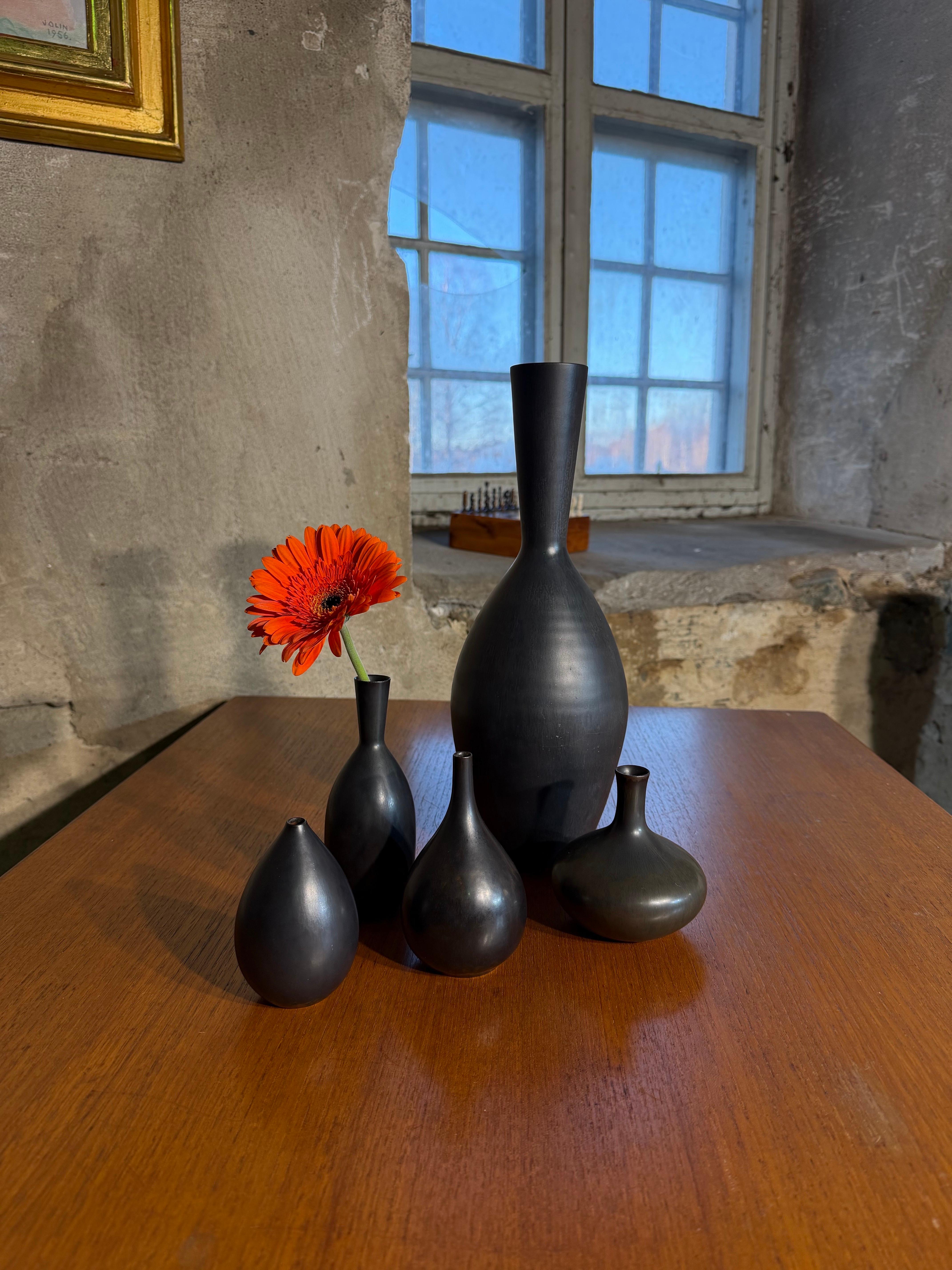 Porcelaine Groupe de 5 vases noirs en céramique, Rörstrand Carl-Harry Stålhane, milieu du siècle dernier en vente