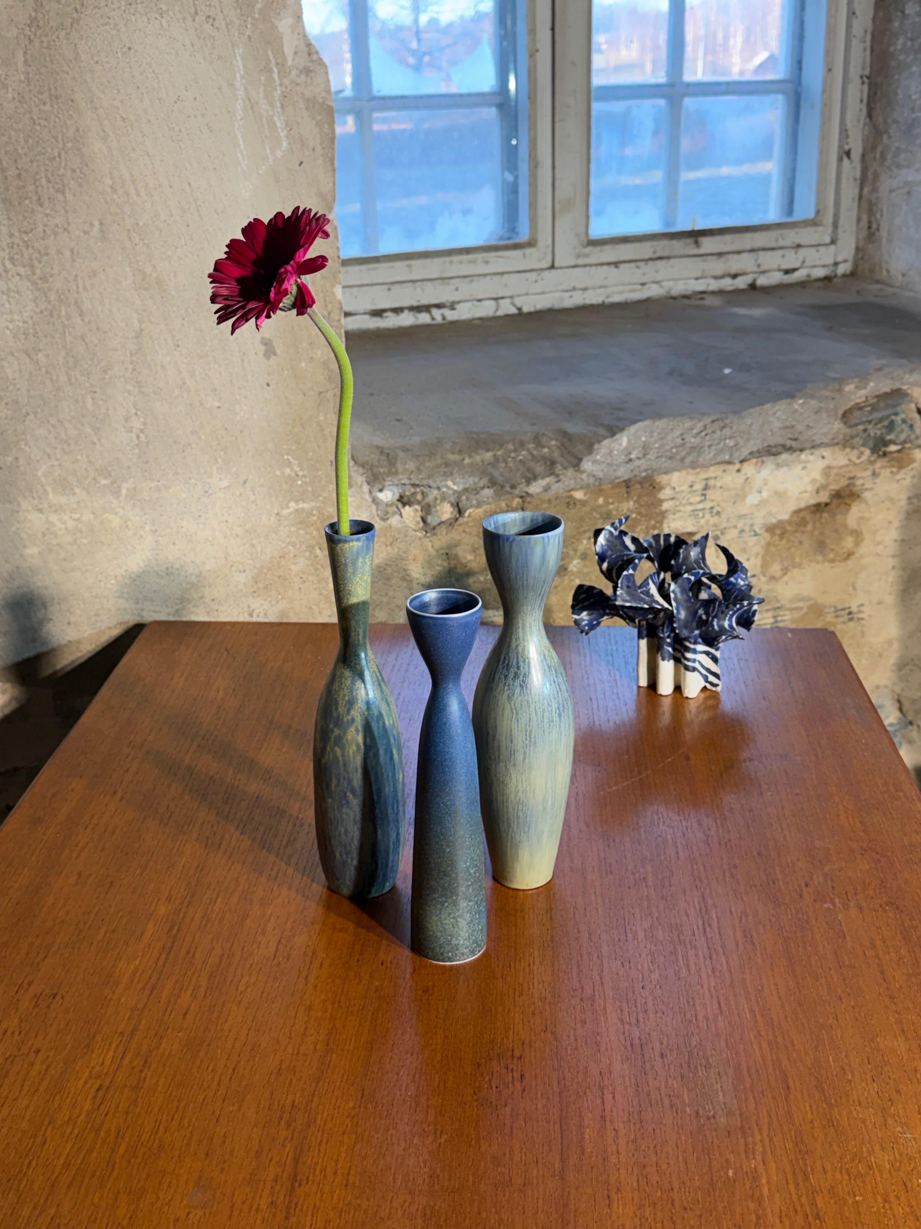 20ième siècle Groupe de 3 vases en céramique bleue - Rörstrand Carl-Harry Stålhane Midcentury Modernity en vente