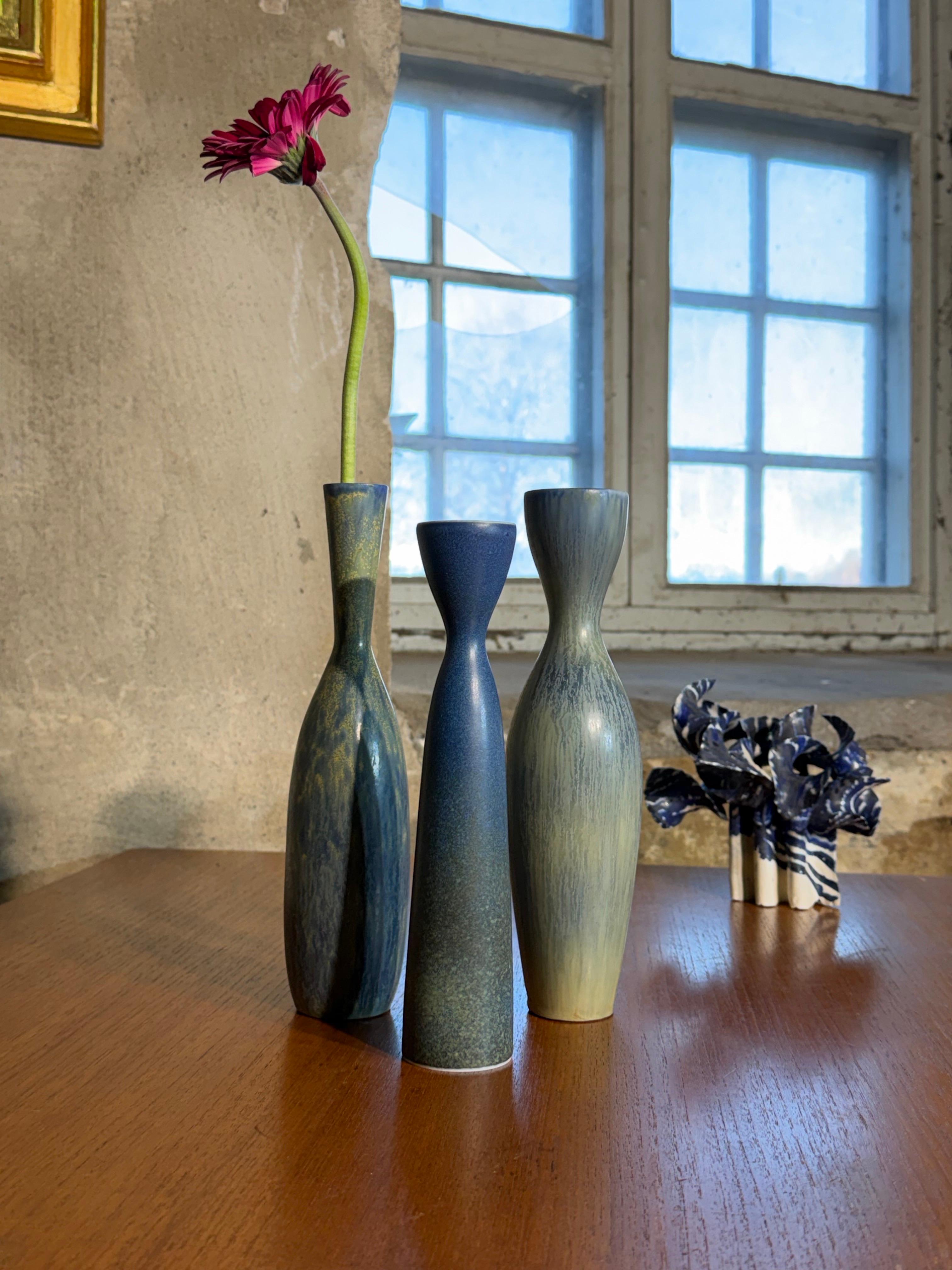 Scandinave moderne Groupe de 3 vases en céramique bleue - Rörstrand Carl-Harry Stålhane Midcentury Modernity en vente