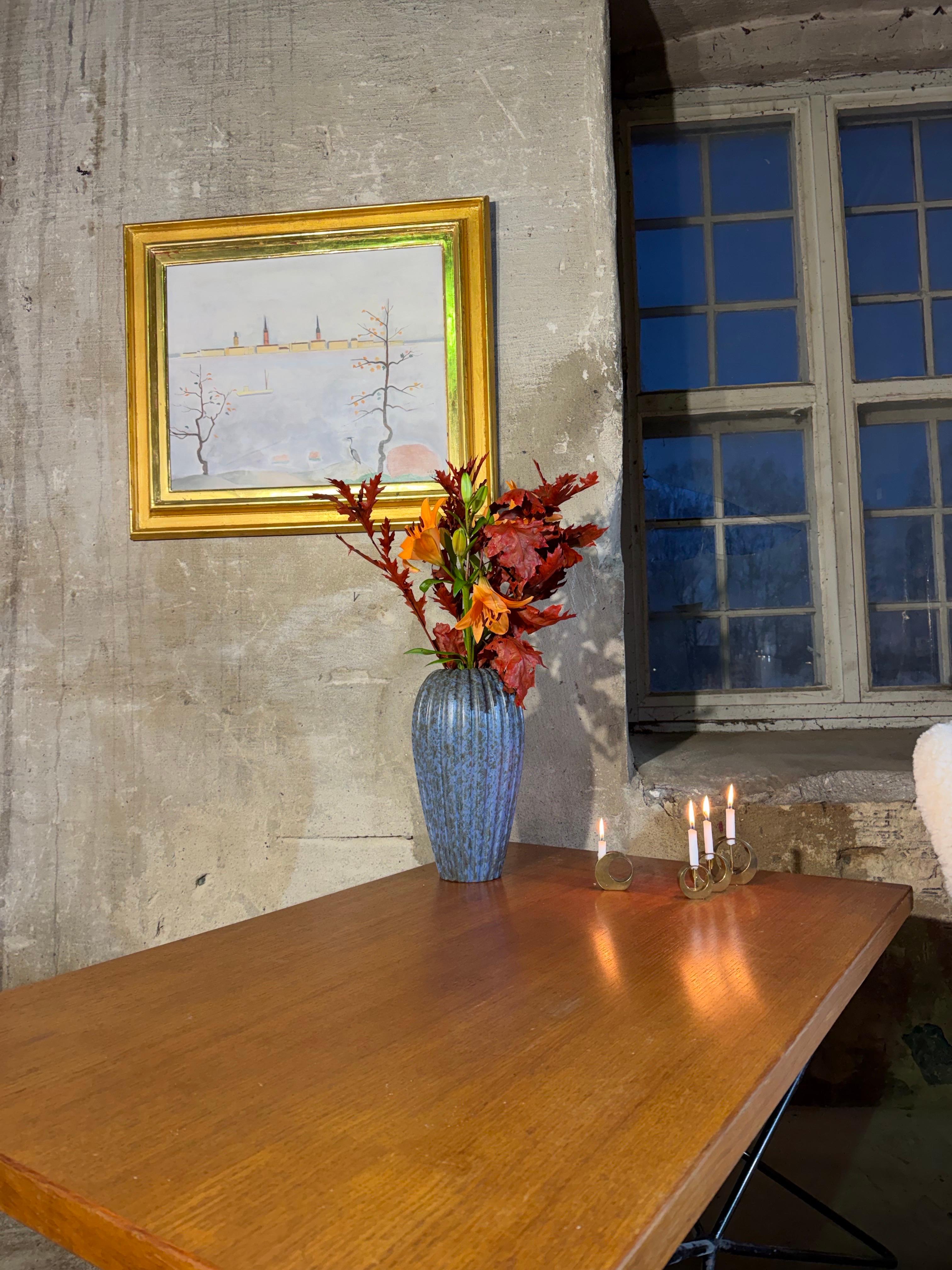 Un bellissimo vaso in ceramica del modello Triton, disegnato da Vicke Lindstrand presso Upsala Ekeby negli anni Quaranta. È alto 35 cm (14