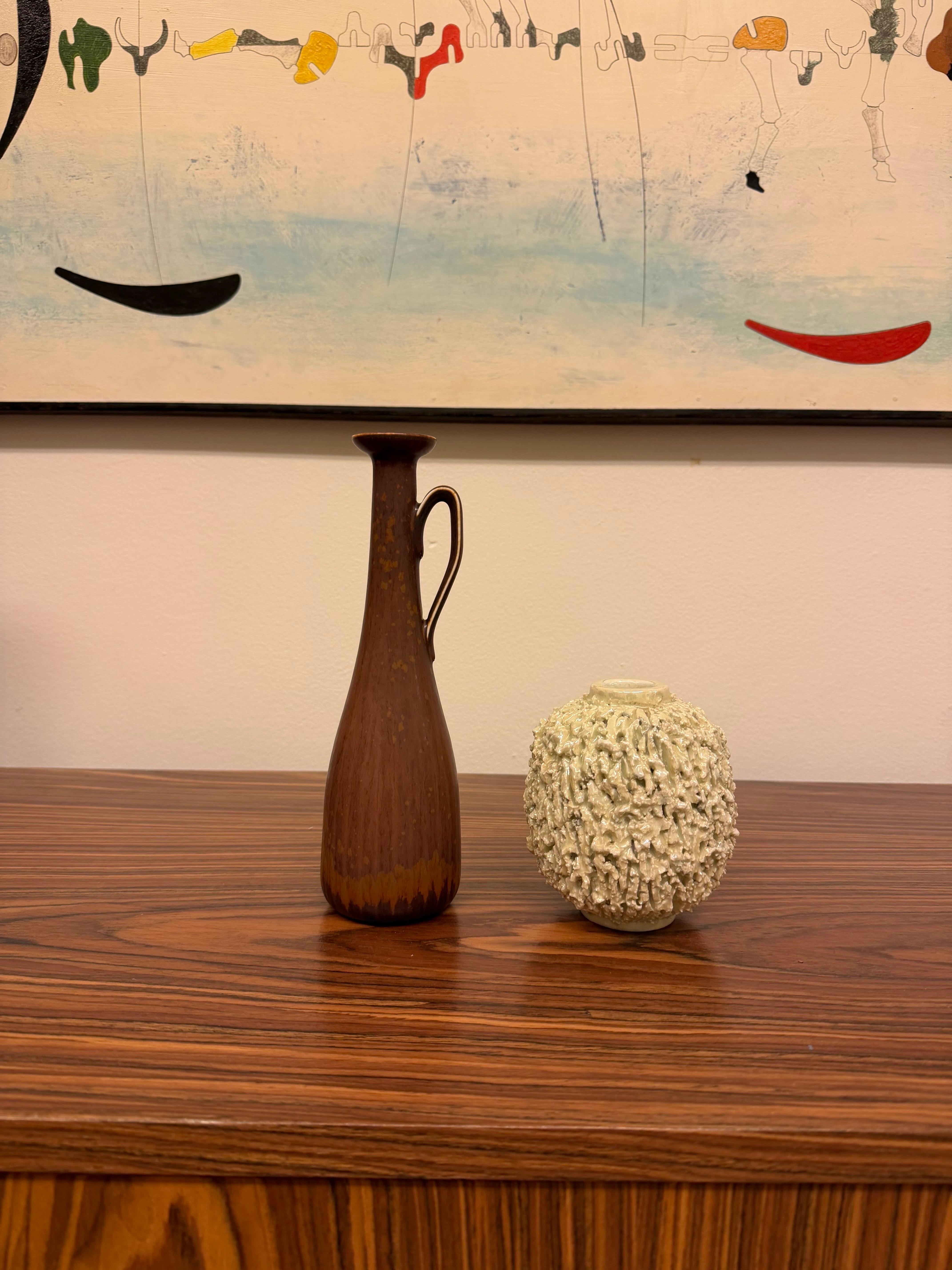 XX secolo Vaso in ceramica marrone, Gunnar Nylund, Rörstrand, Scandinavo del Medio Evo in vendita