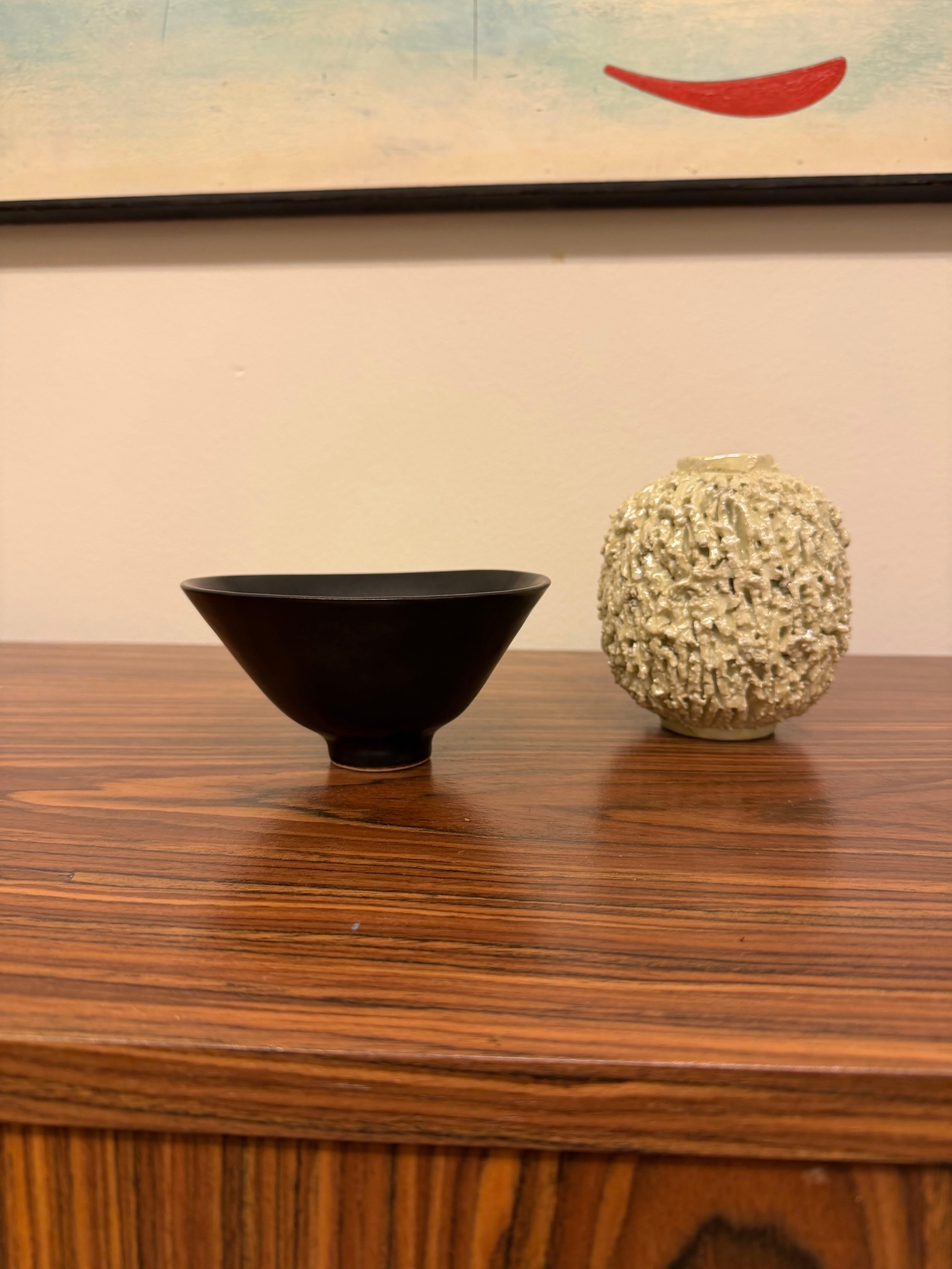 Metà XX secolo Ciotola in ceramica nera - Carl-Harry Stålhane - Rörstrand - Metà del XX secolo in vendita