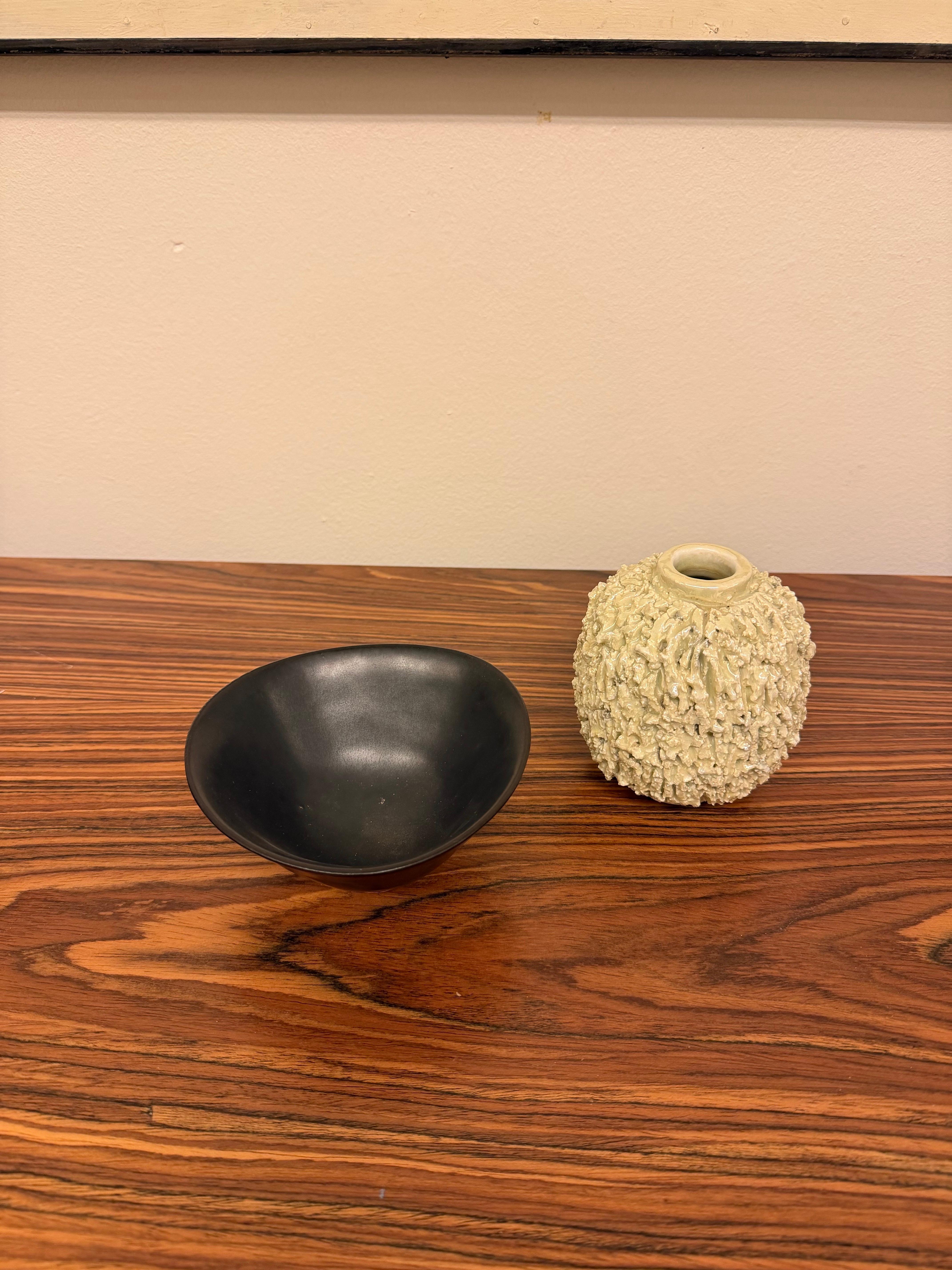 Ceramica Ciotola in ceramica nera - Carl-Harry Stålhane - Rörstrand - Metà del XX secolo in vendita