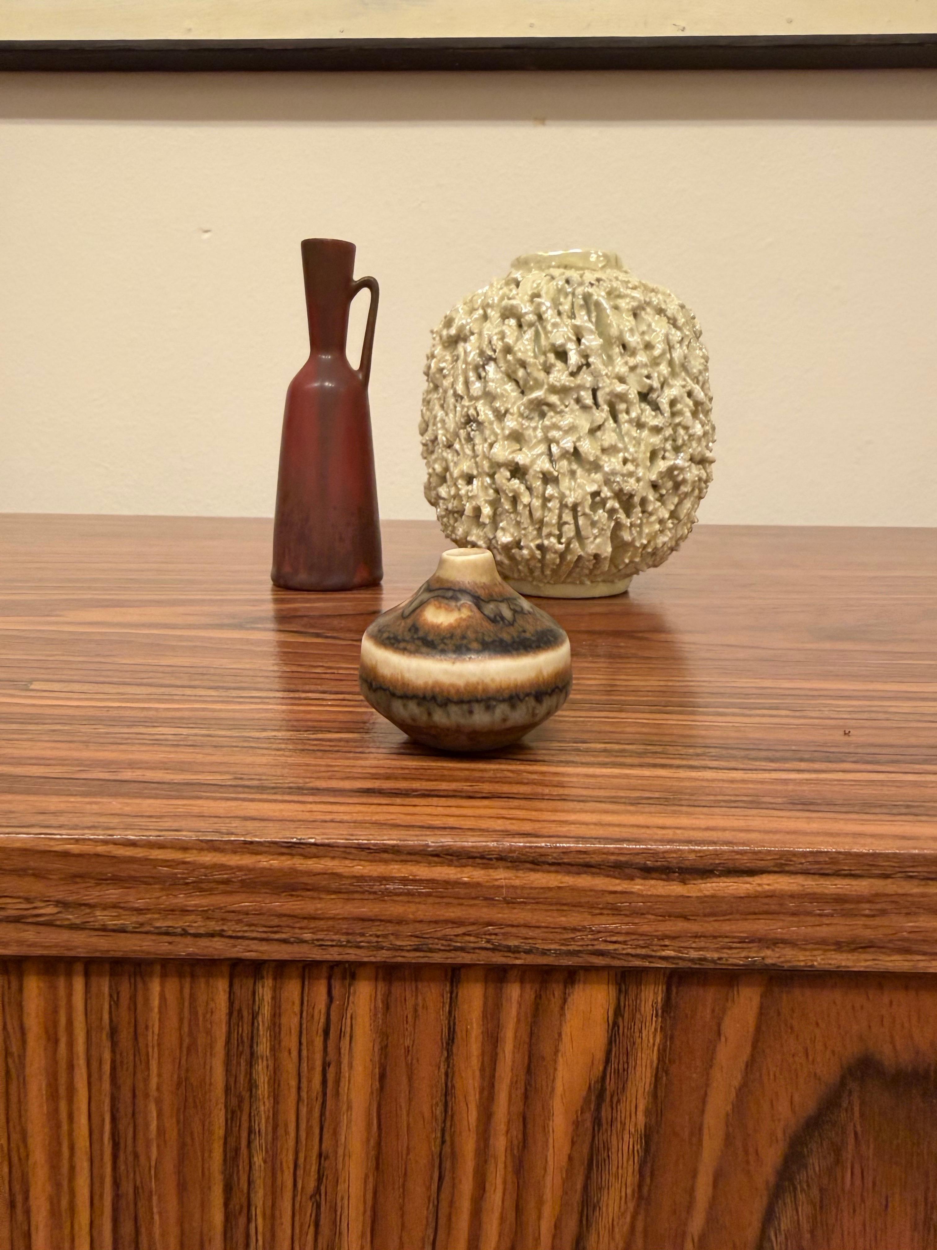 Vaso marrone in miniatura, Carl-Harry Stålhane, Rörstrand, metà del secolo scorso In condizioni ottime in vendita a Stockholm, SE