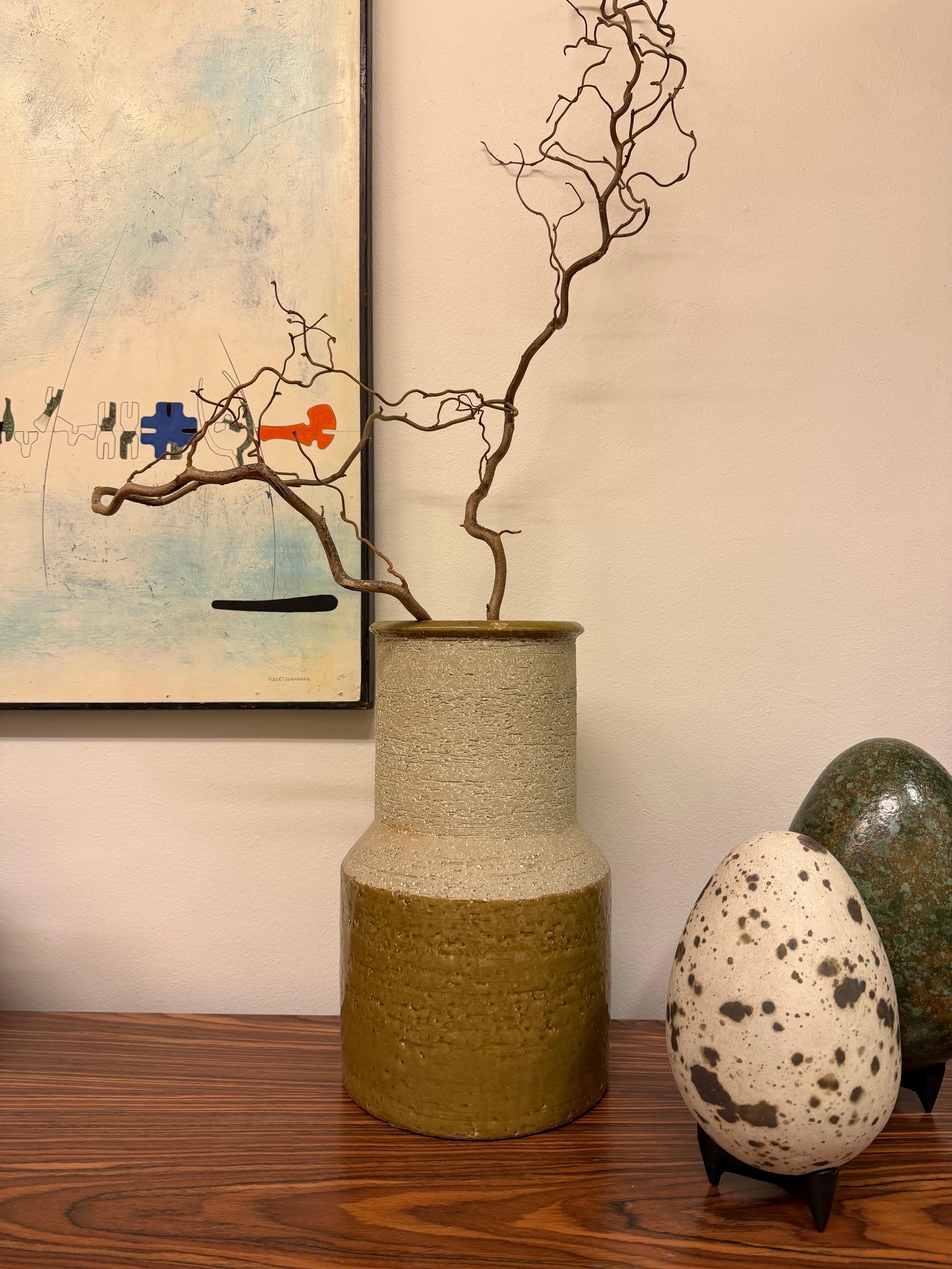 20ième siècle Grand vase de sol en céramique, Hertha Bengtson, Rörstrand Jaune foncé et gris en vente