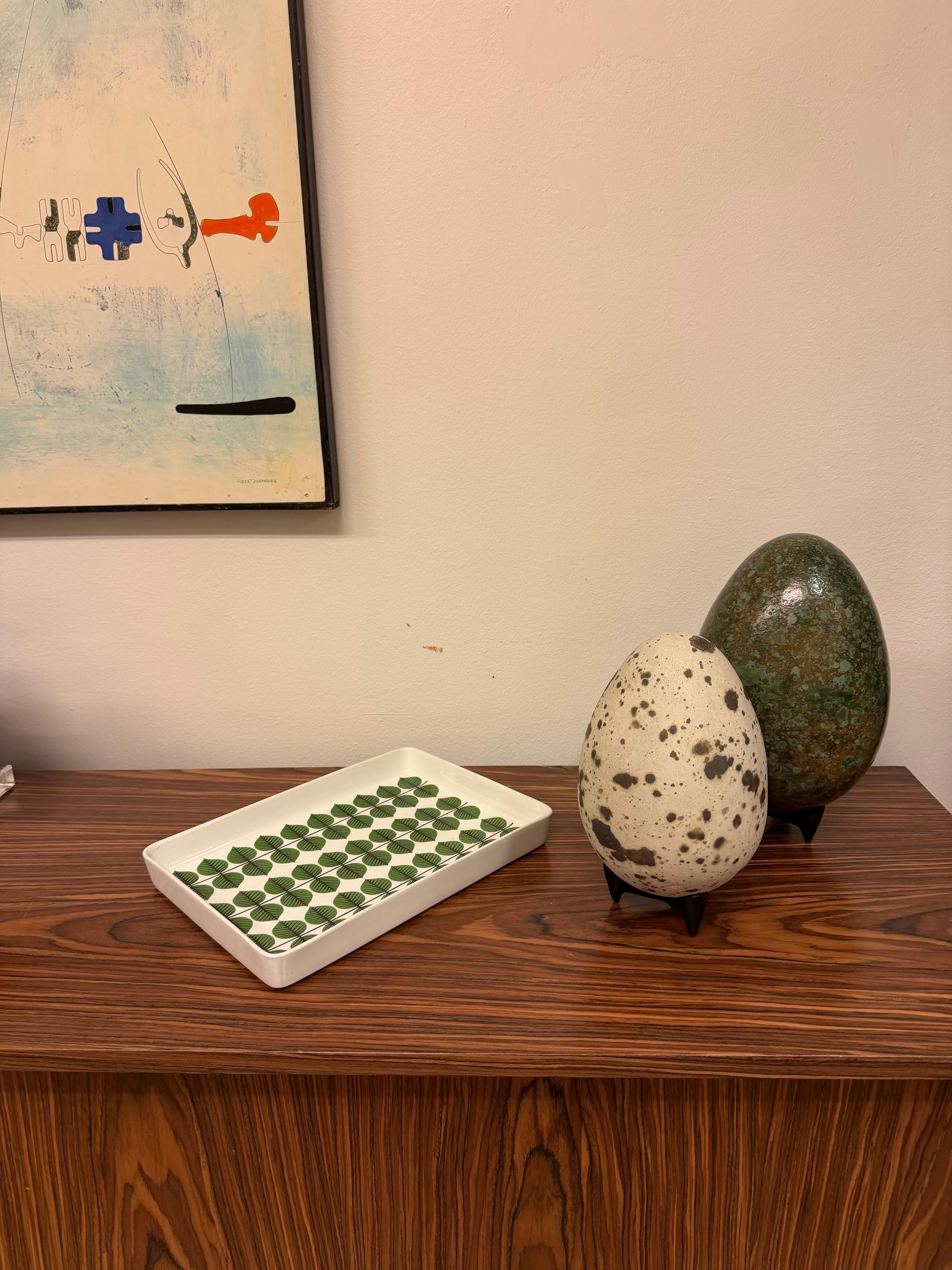 Plat de service, Stig Lindberg, Gustavsberg, Suède, Bers / Bersa, feuilles vertes Excellent état - En vente à Stockholm, SE