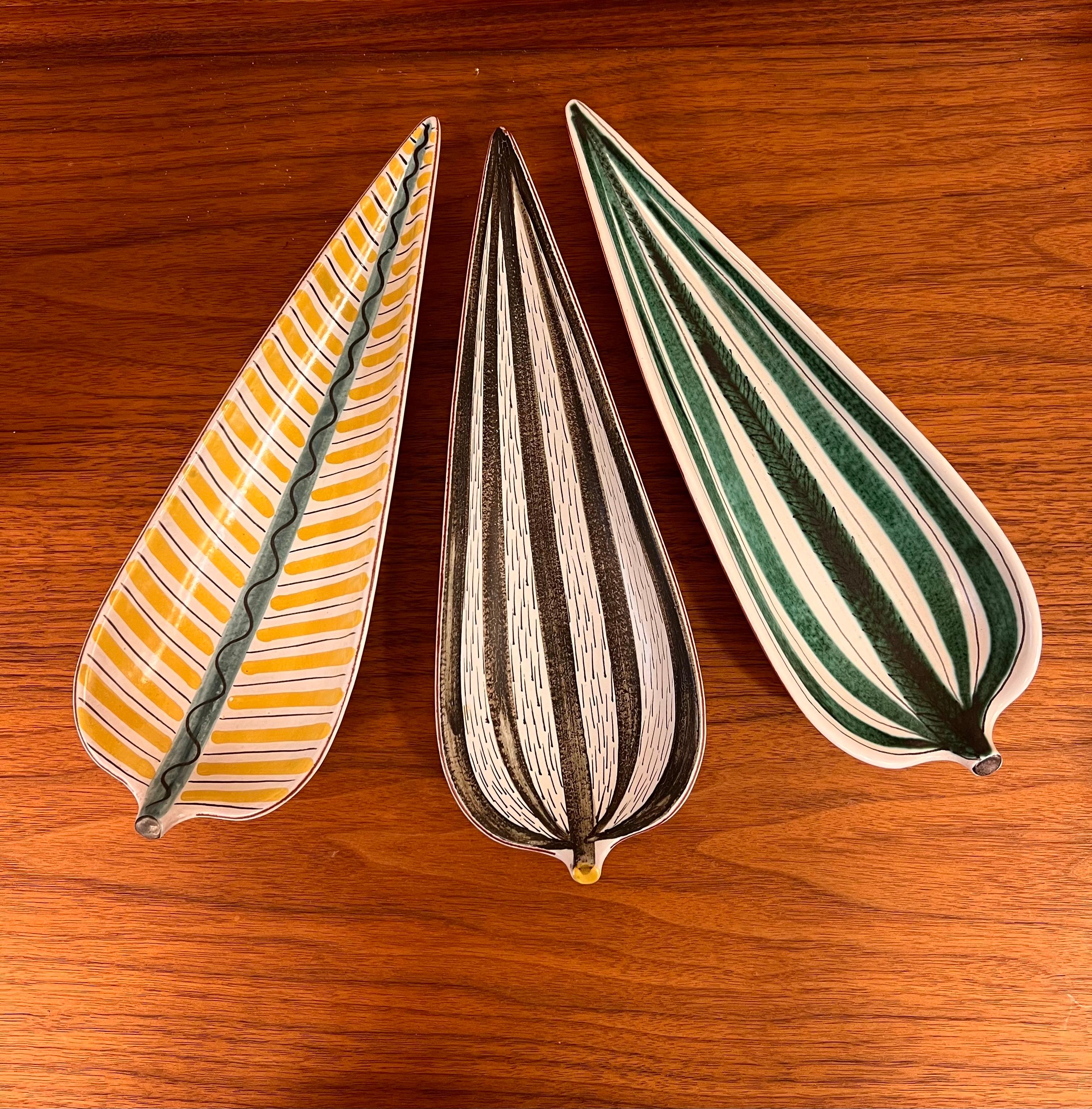 Blattförmige Servierschale aus Fayence von Stig Lindberg, Gustavsbergs Studio (Steingut) im Angebot