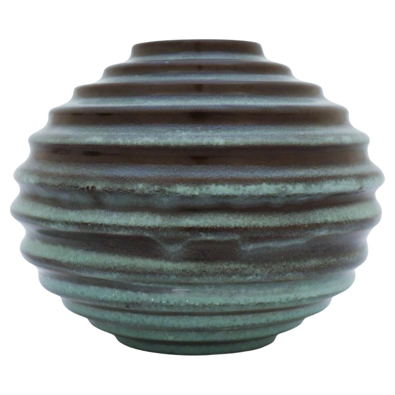 Un vaso globoso disegnato da Ewald Dahlskog presso Bo Fajans a Gefle negli anni '30 con il bellissimo smalto 