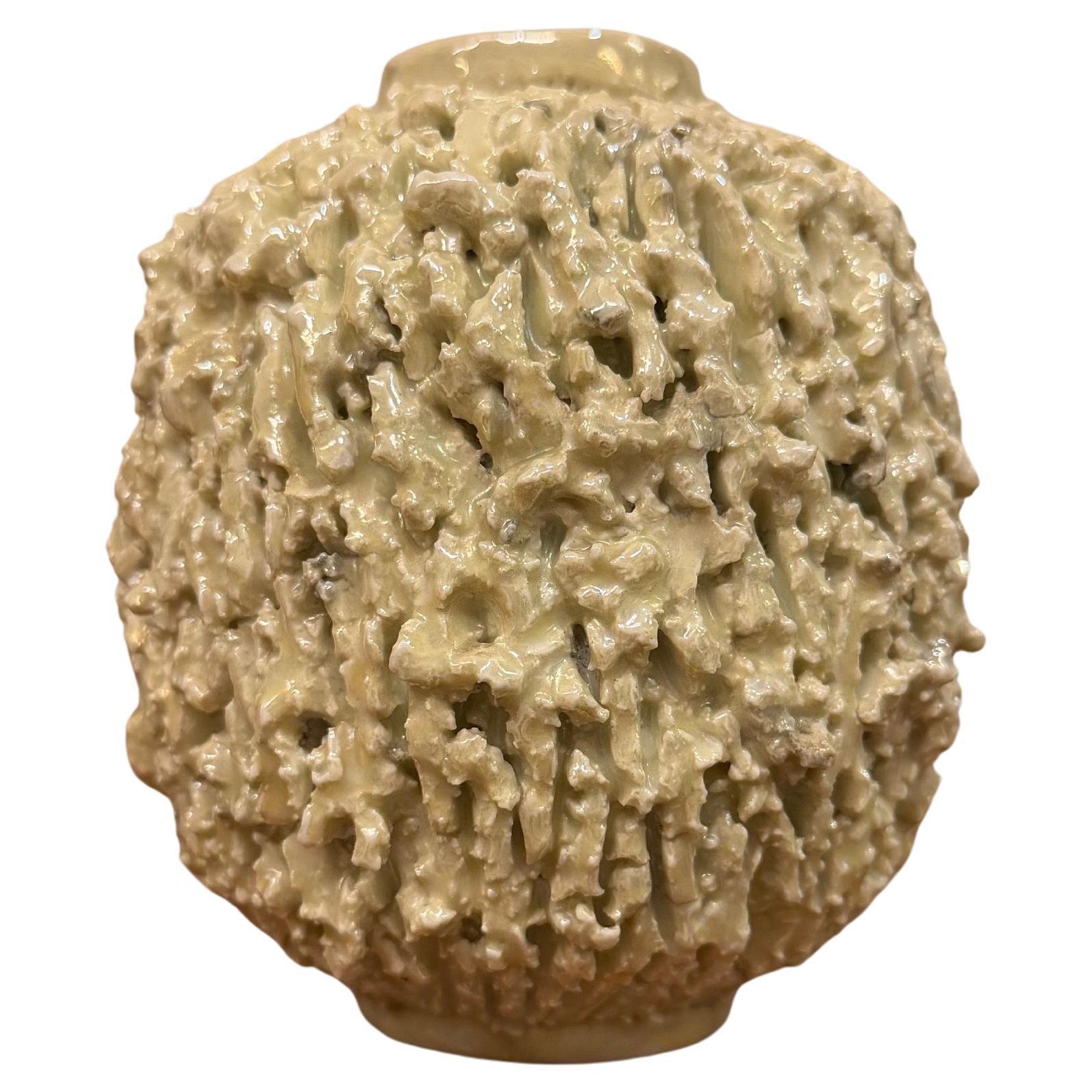 A off-white Luster Hedgehog vase - Chamotte - Gunnar Nylund - Rörstrand