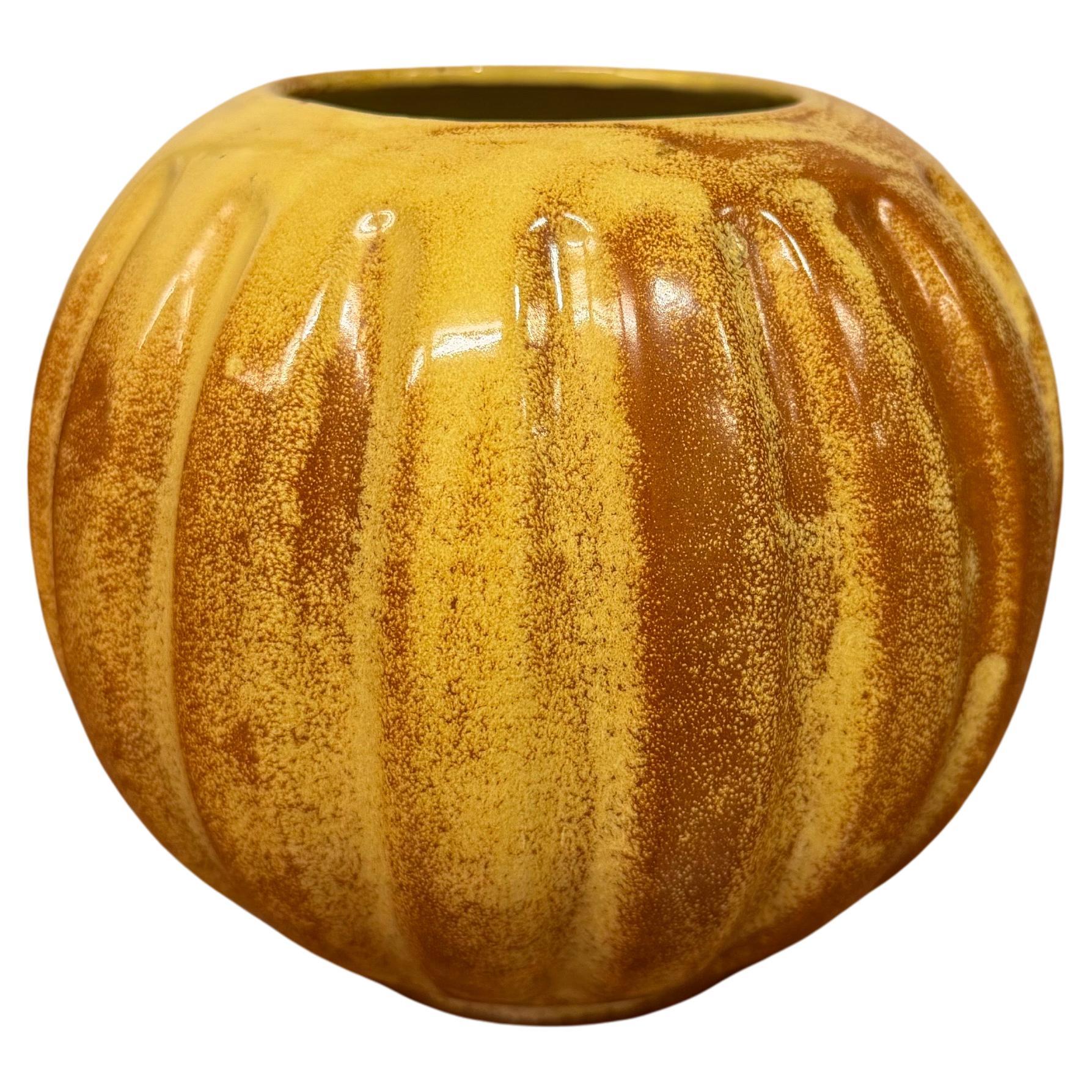 Vase rond en céramique jaune et marron, Upsala Ekeby Futurum 1934-42 en vente