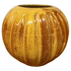 Vase rond en céramique jaune et marron, Upsala Ekeby Futurum 1934-42