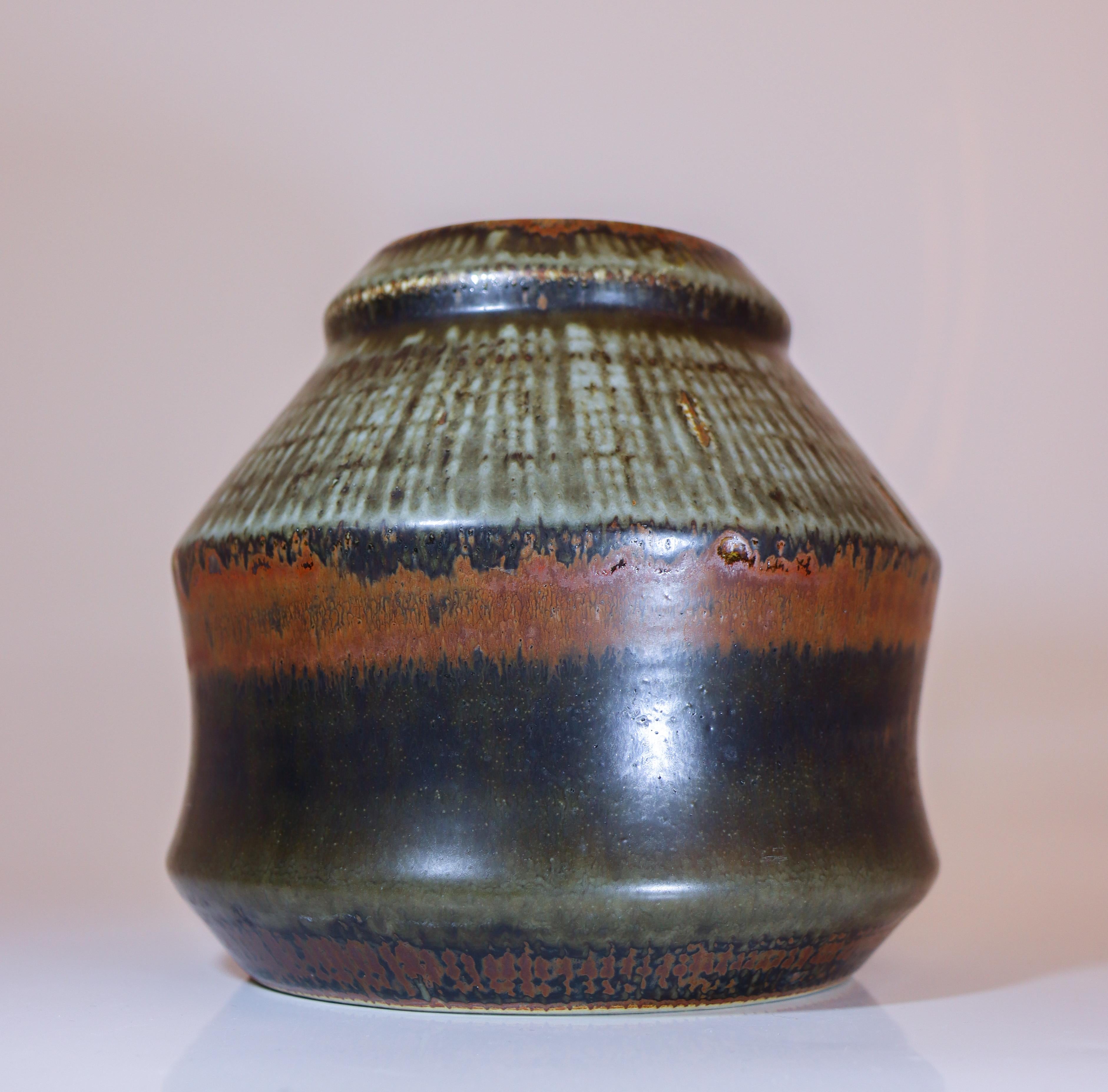 Svedese Vaso in ceramica marrone - Carl-Harry Stålhane - Rörstrand - Metà del XX secolo in vendita