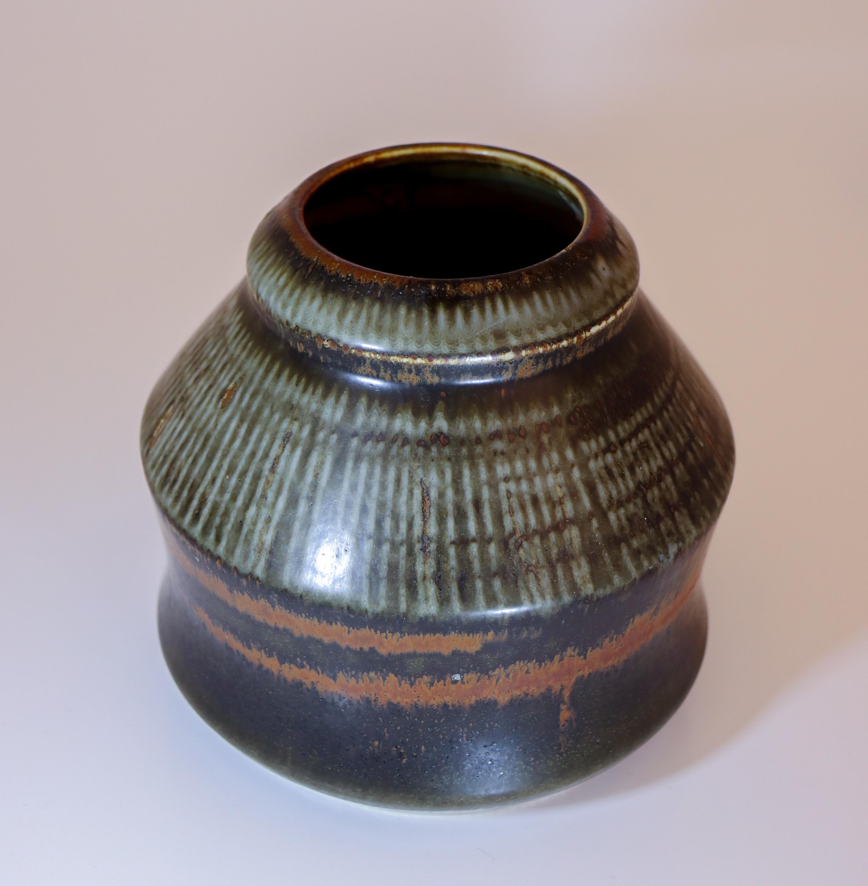 Scandinavo moderno Vaso in ceramica marrone - Carl-Harry Stålhane - Rörstrand - Metà del XX secolo in vendita