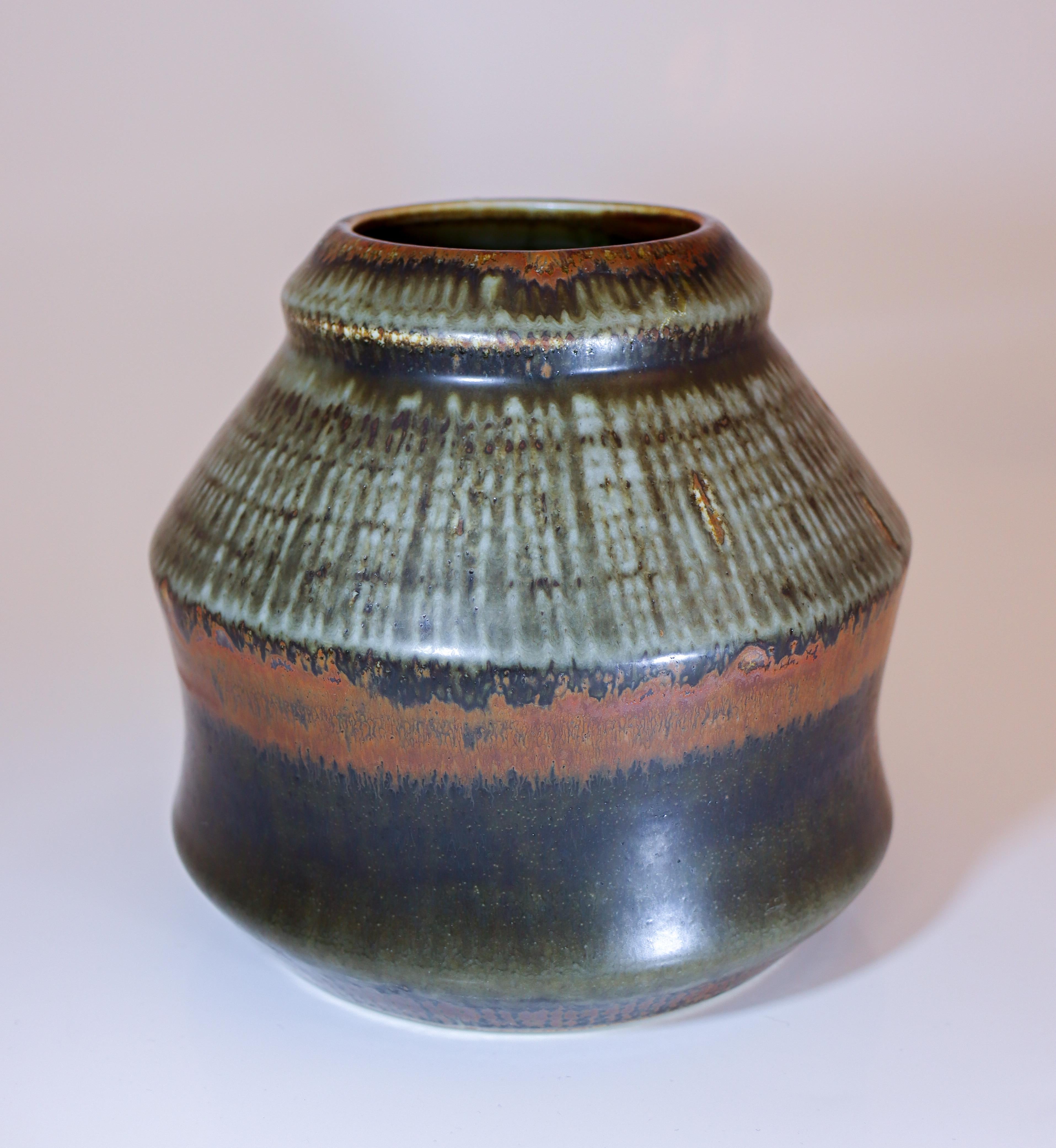 Vaso in ceramica marrone - Carl-Harry Stålhane - Rörstrand - Metà del XX secolo In condizioni ottime in vendita a Stockholm, SE