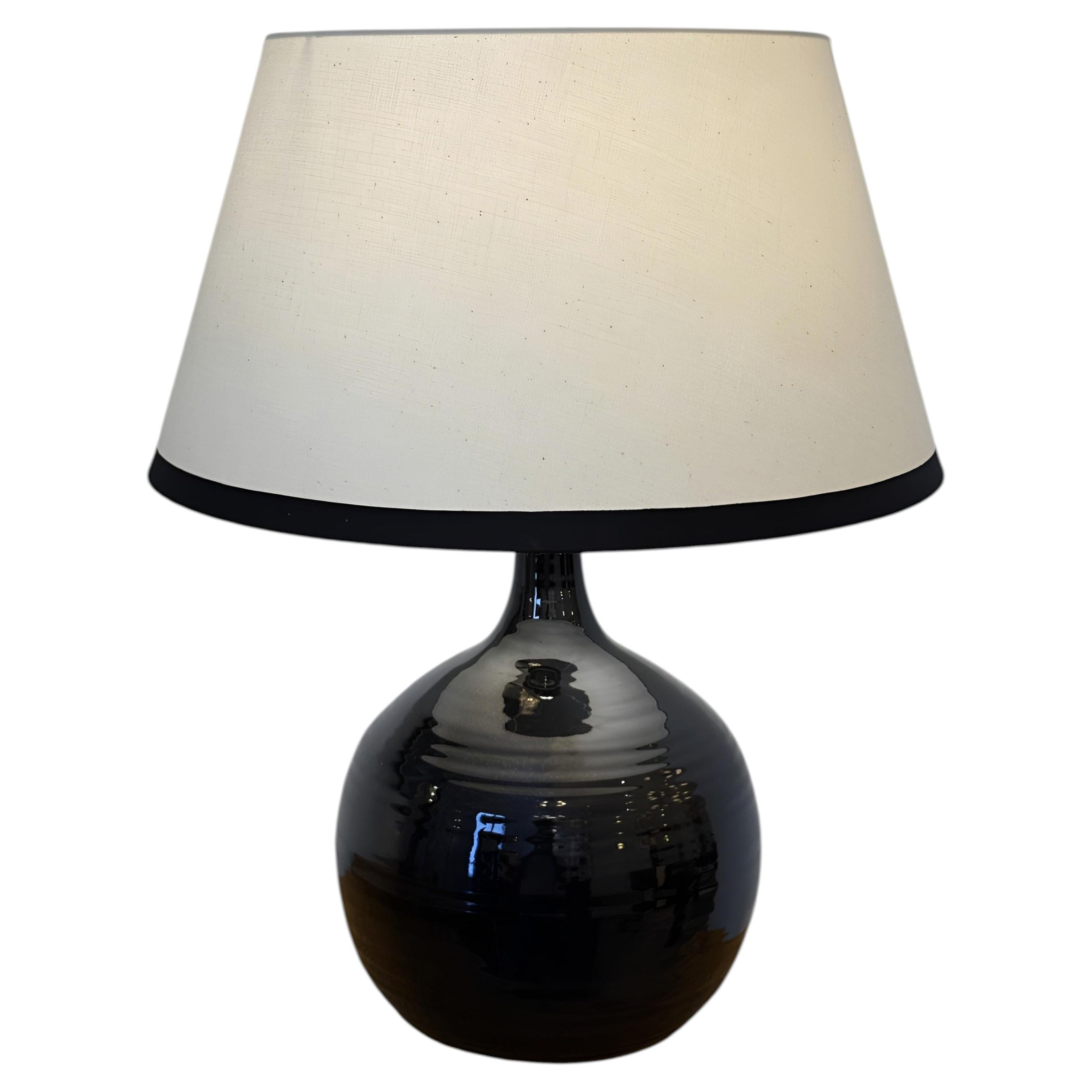 Lampe de table française en céramique émaillée noire du milieu du siècle, signée B. Aoustin, vers 1960 en vente
