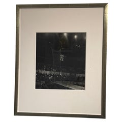 Trapezkünstler über der Menschenmenge – Historischer Heliogravurdruck von Brassaï, 1936
