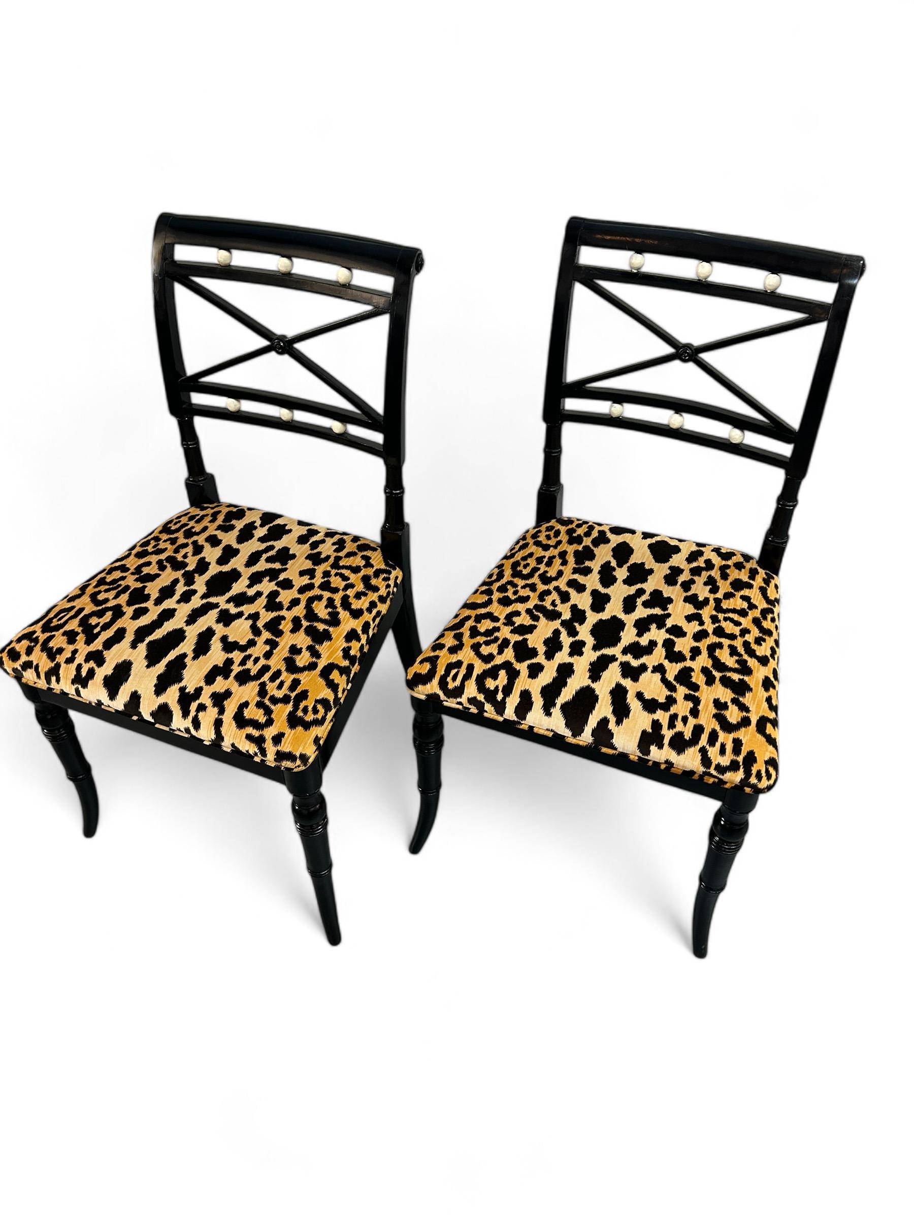 Regency Paire de chaises d'appoint de style Adams peintes à la main au 18ème siècle en vente