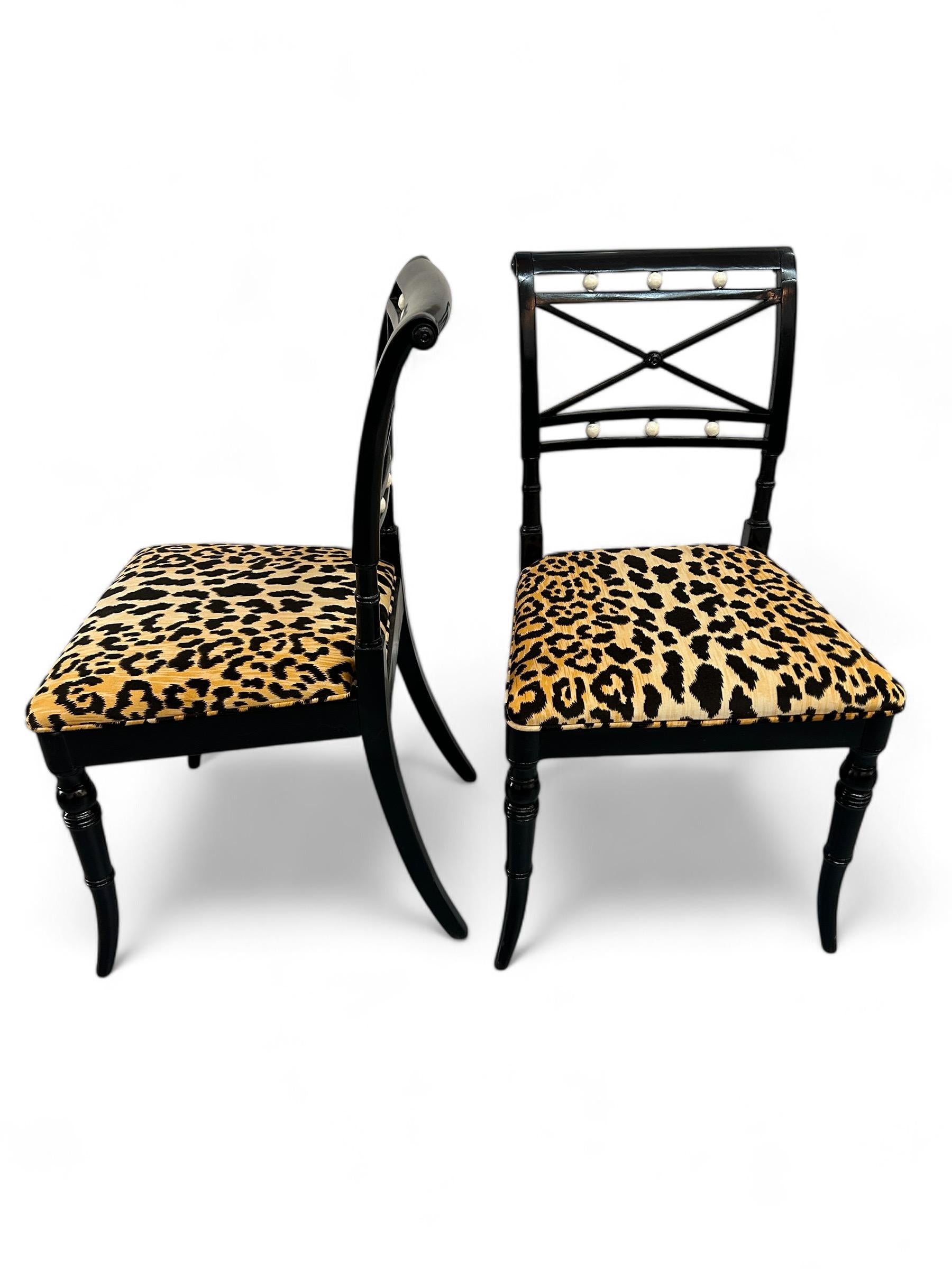 Anglais Paire de chaises d'appoint de style Adams peintes à la main au 18ème siècle en vente