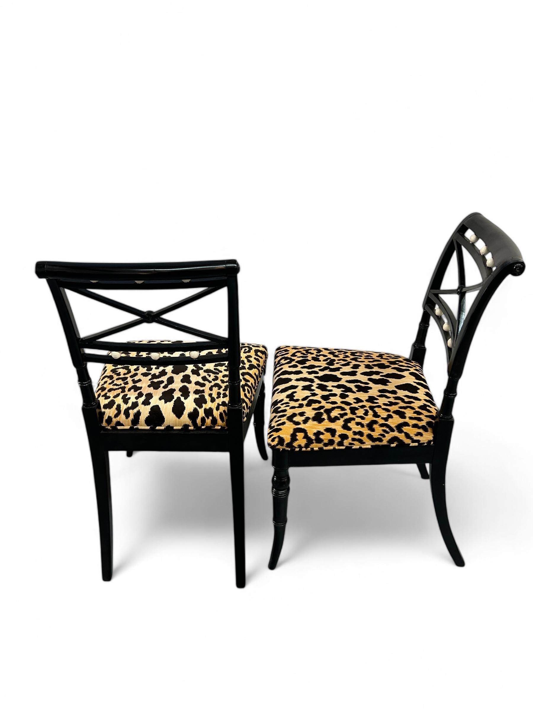 Peint à la main Paire de chaises d'appoint de style Adams peintes à la main au 18ème siècle en vente