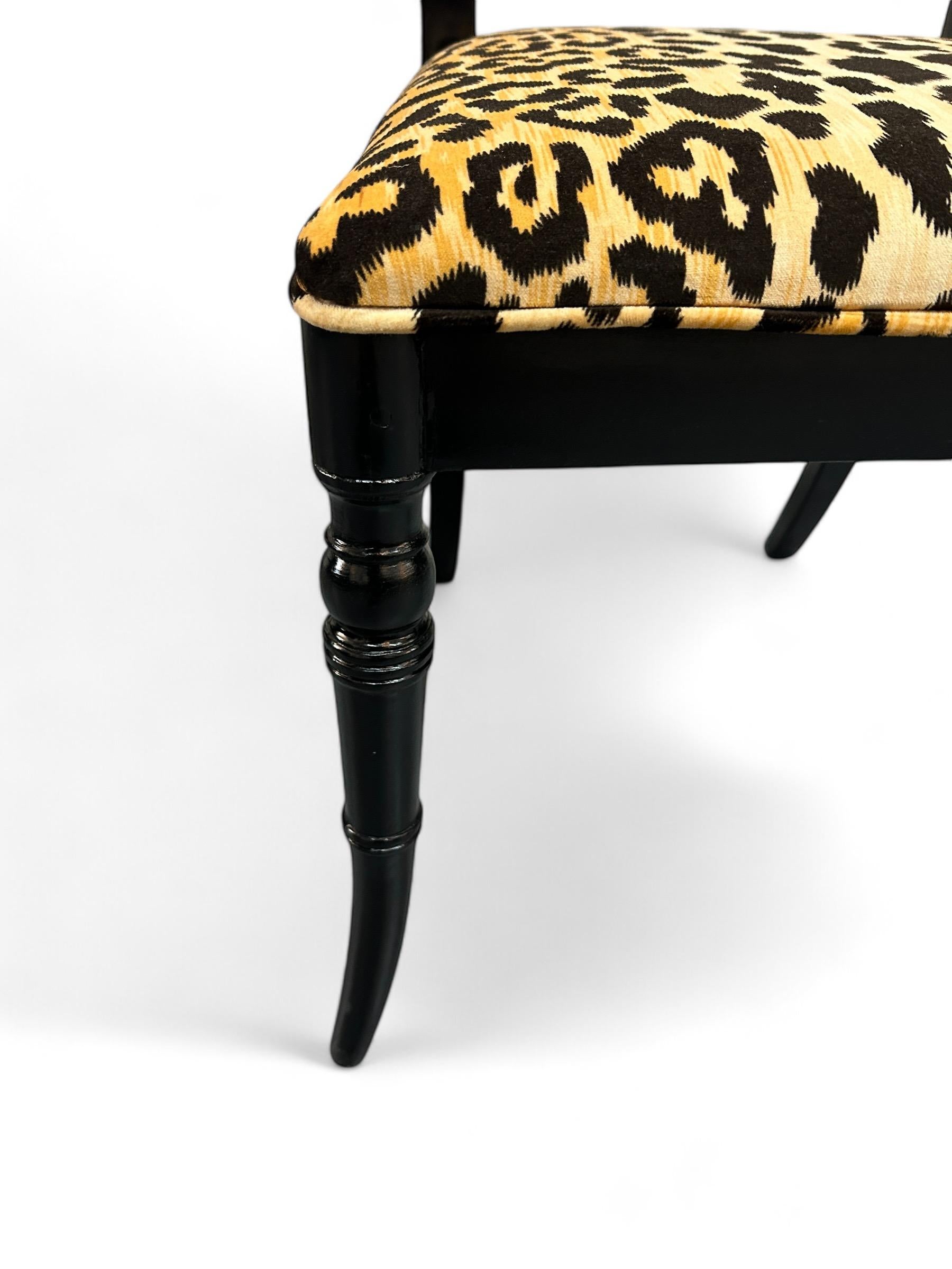 Paire de chaises d'appoint de style Adams peintes à la main au 18ème siècle Bon état - En vente à Nashville, TN