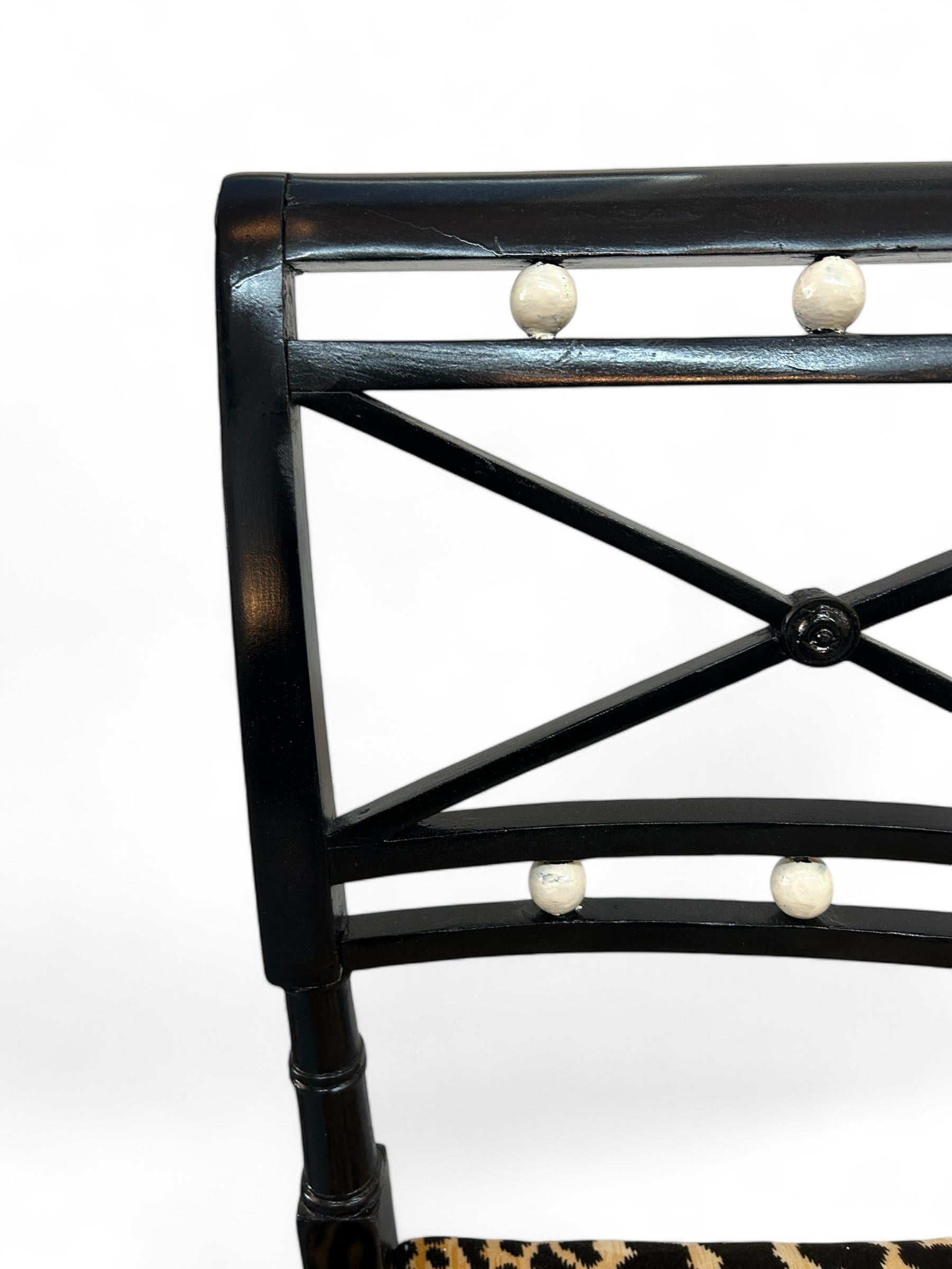 Milieu du XVIIIe siècle Paire de chaises d'appoint de style Adams peintes à la main au 18ème siècle en vente