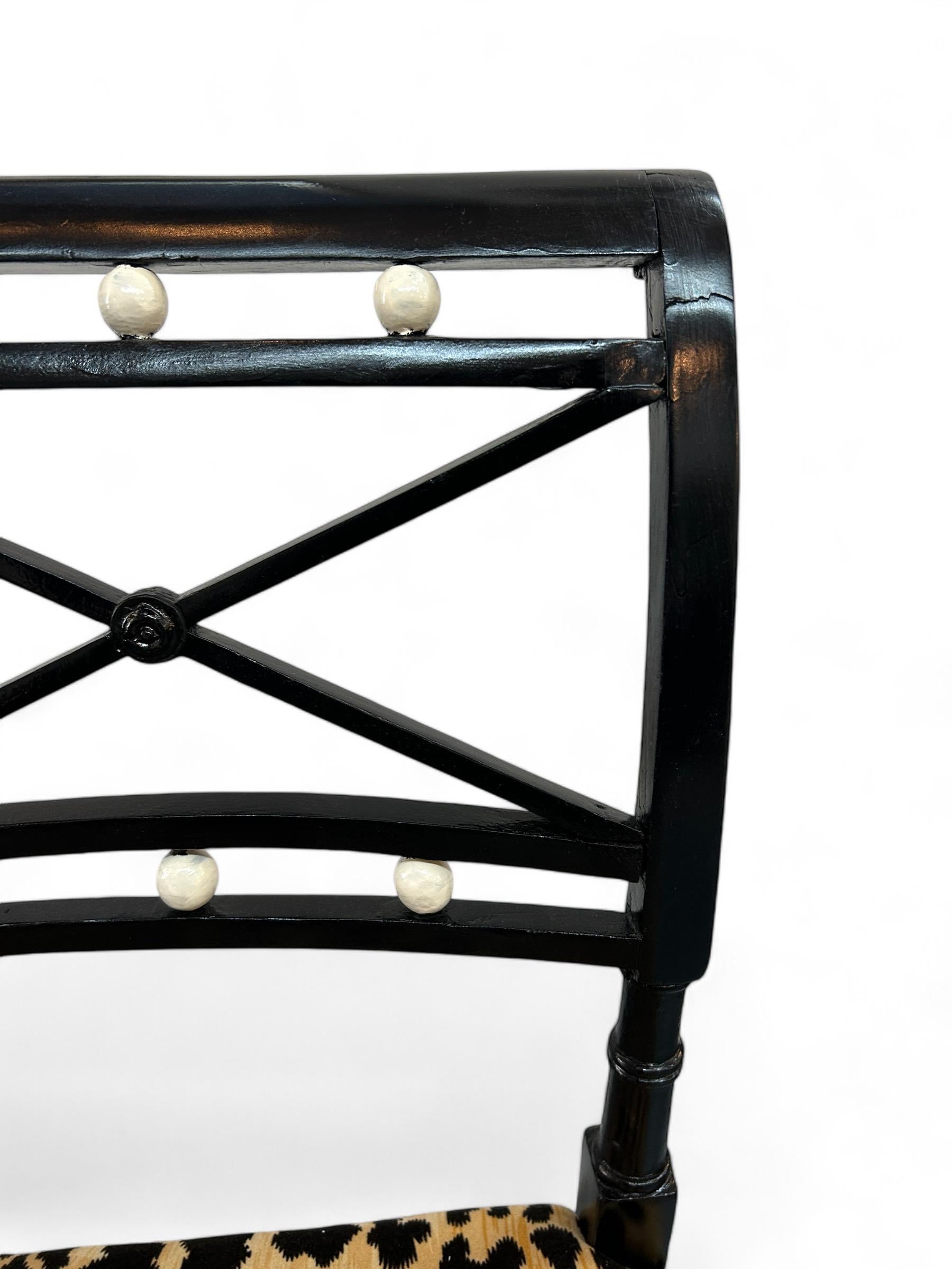 Fruitiers Paire de chaises d'appoint de style Adams peintes à la main au 18ème siècle en vente