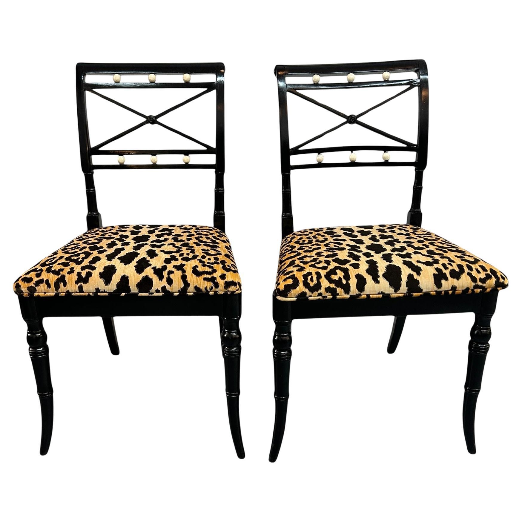 Paire de chaises d
appoint de style Adams peintes à la main au 18ème siècle en vente