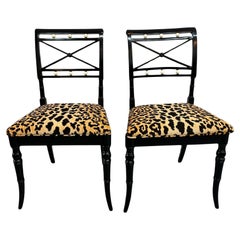 Coppia di sedie laterali in stile Adams dipinte a mano del XVIII secolo