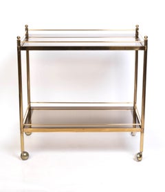Französischer Barwagen und Beistelltisch aus den 1970er Jahren von Maison Jansen aus Messing und Rauchglas, zweistöckig