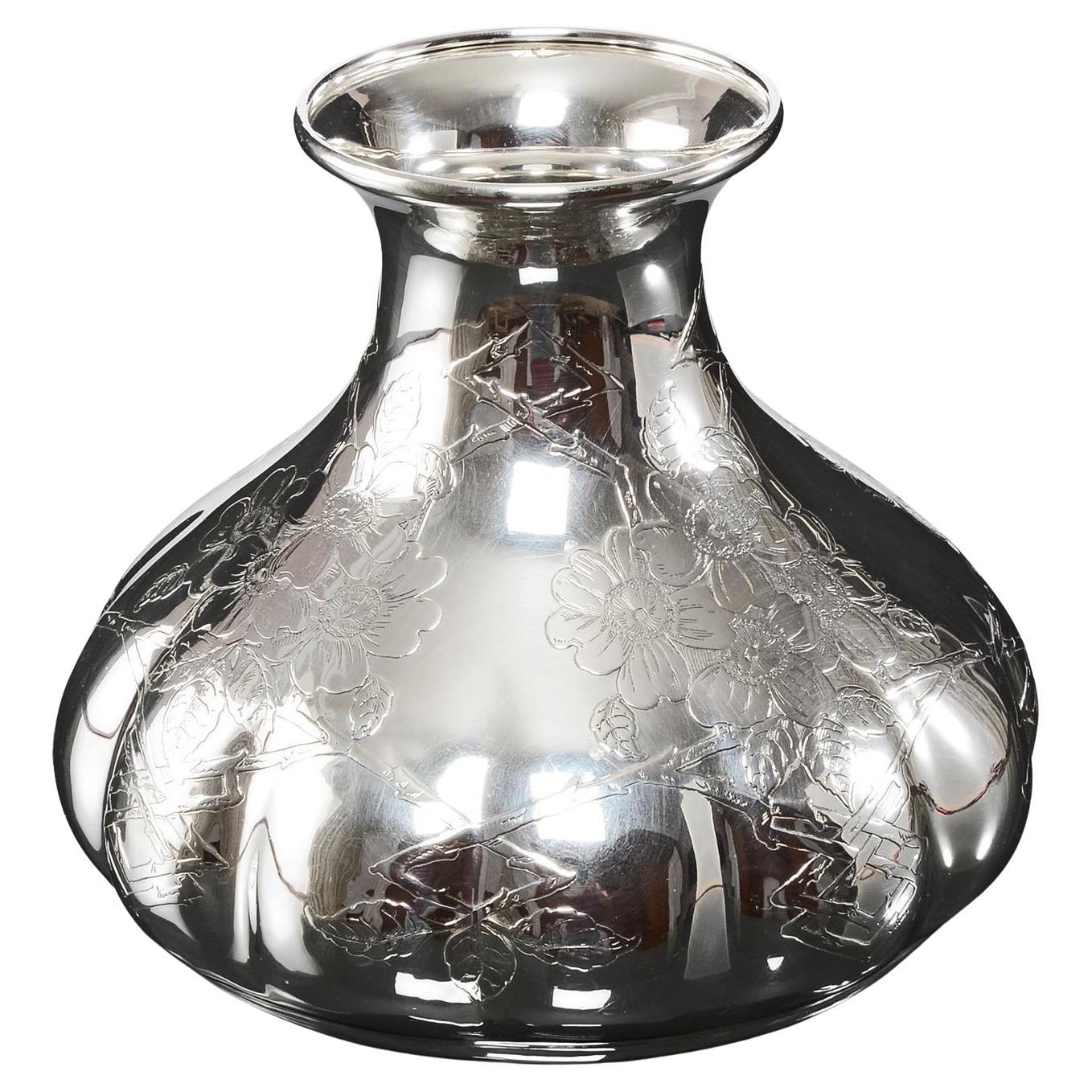 Fino jarrón lobulado de plata de ley estadounidense fabricado por Tiffany & Co. a principios del siglo XX. Con su forma acanalada comprimida y bulbosa, y reflejando los esfuerzos de Tiffany por emular la elegancia del arte japonés, este jarrón de