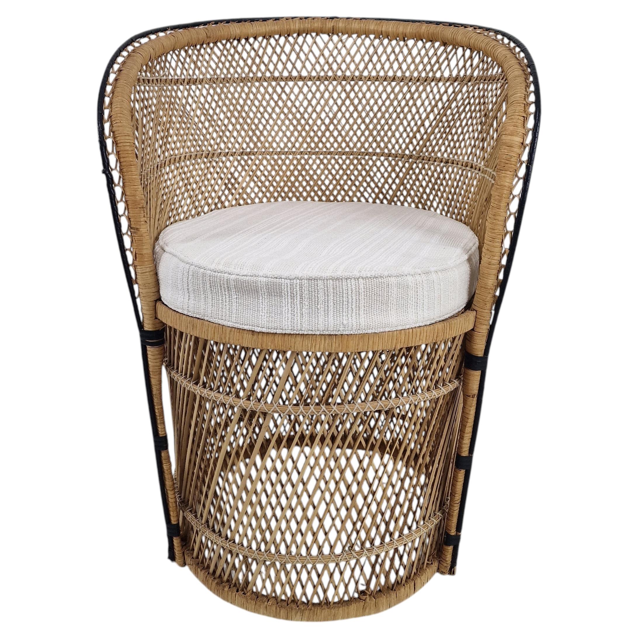 Sedia a botte in rattan in stile boho chic di metà secolo con cuscino da esterno su misura, anni '70 in vendita
