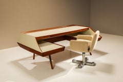 Seltener Jacques-Hauville-Chefschreibtisch, Nussbaum und Formica, 1950er Jahre, Frankreich