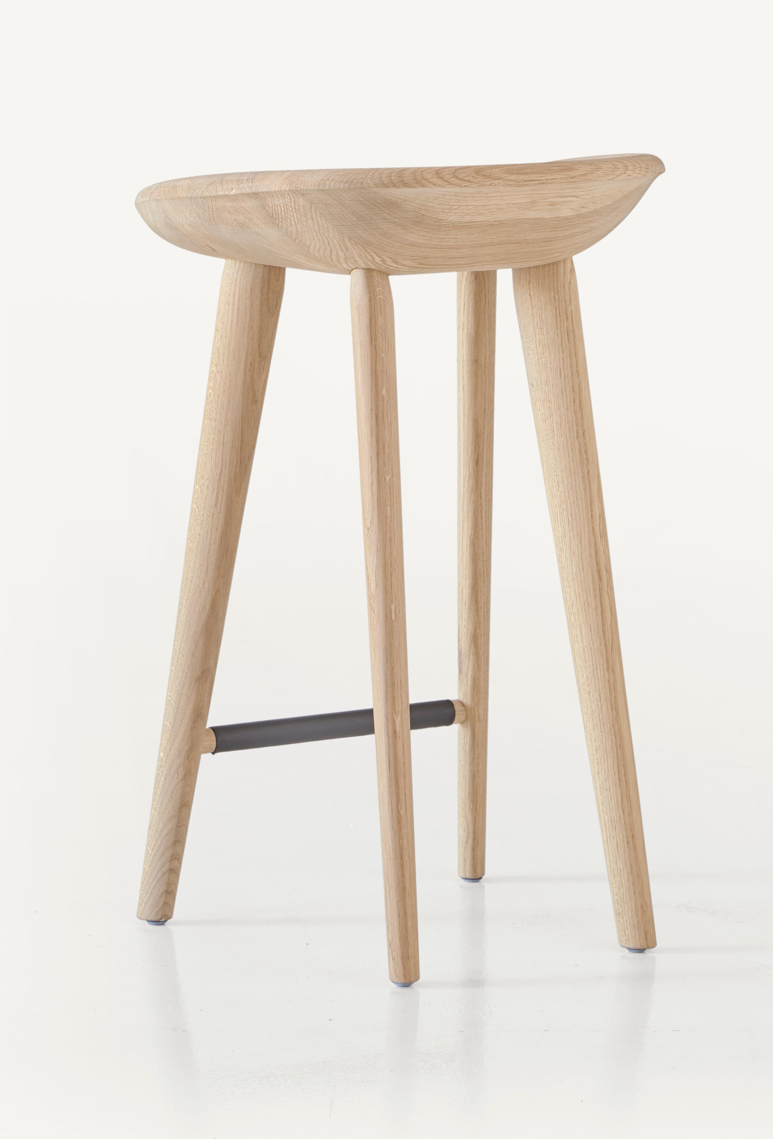 En vente : Brown (Wood White Oak Raw Effect) Tabouret de comptoir tractor en bois massif sculpté de Craig Bassam 2