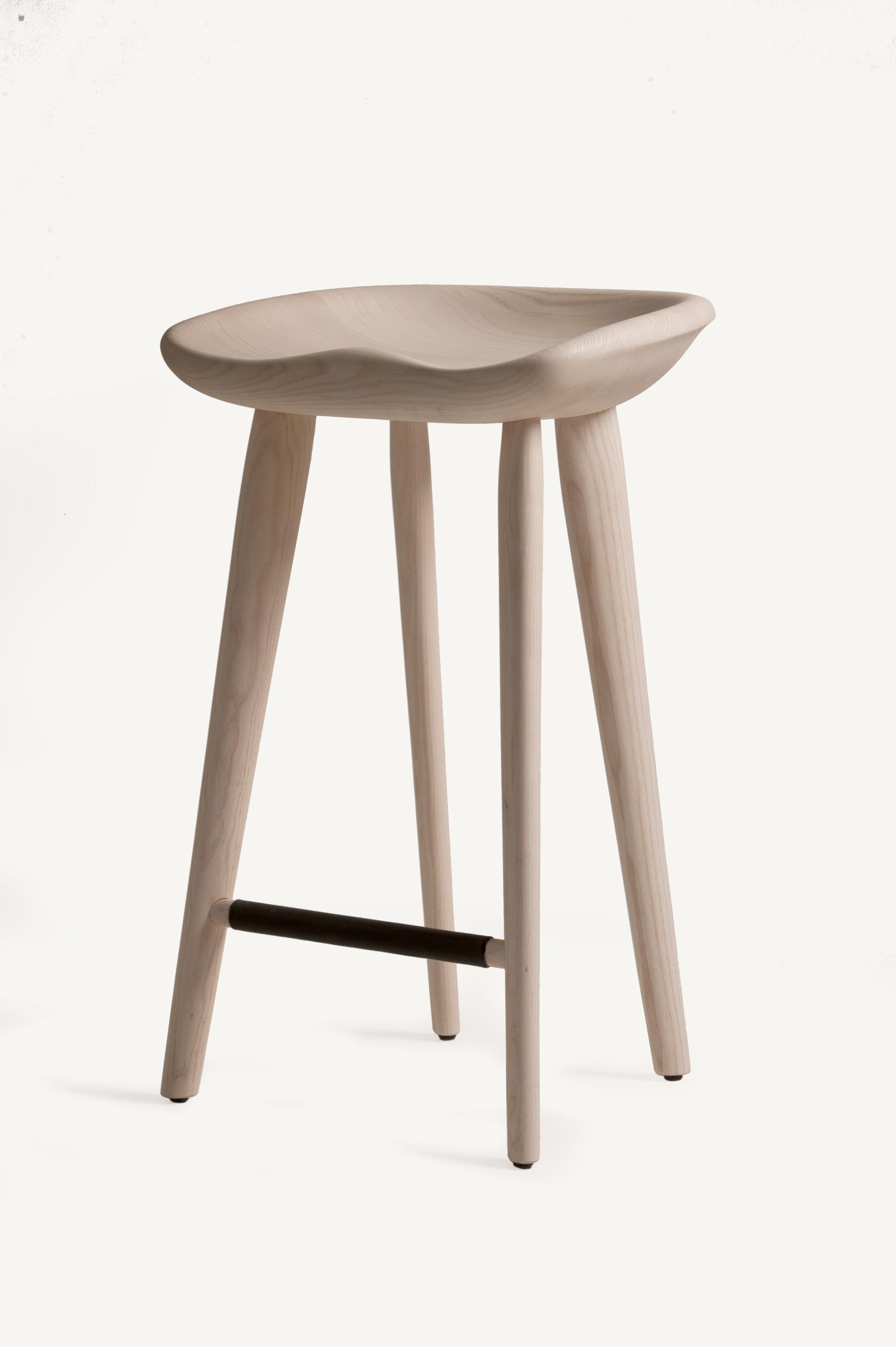 En vente : Brown (Wood White Ash) Tabouret de comptoir tractor en bois massif sculpté de Craig Bassam