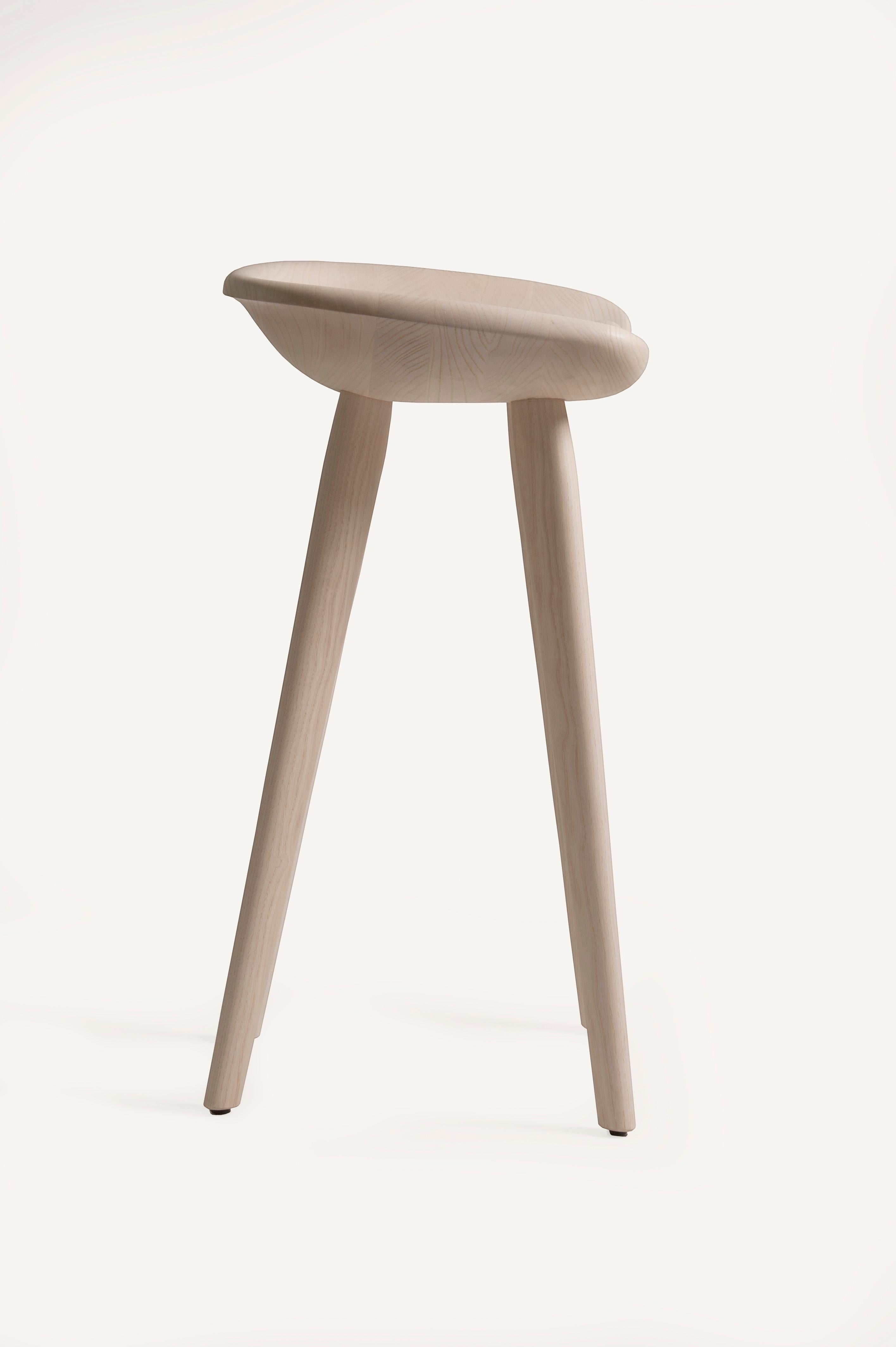 En vente : Brown (Wood White Ash) Tabouret de comptoir tractor en bois massif sculpté de Craig Bassam 3