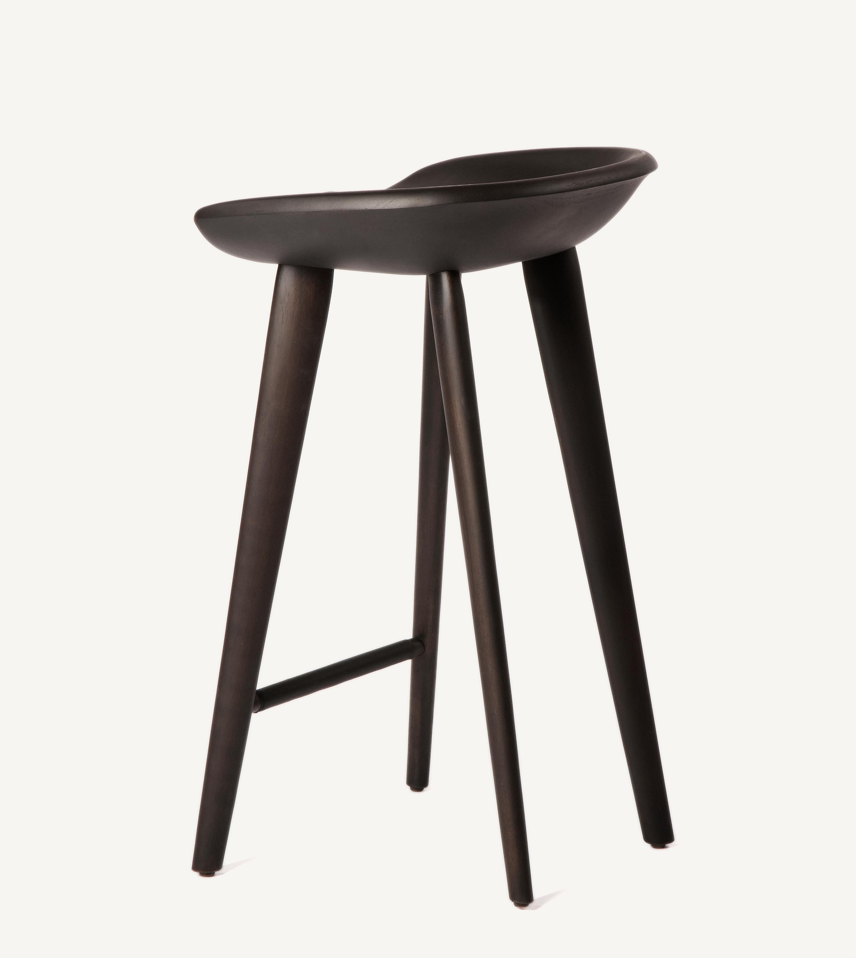 En vente : Black (Wood Ebonized Ash) Tabouret de comptoir tractor en bois massif sculpté de Craig Bassam