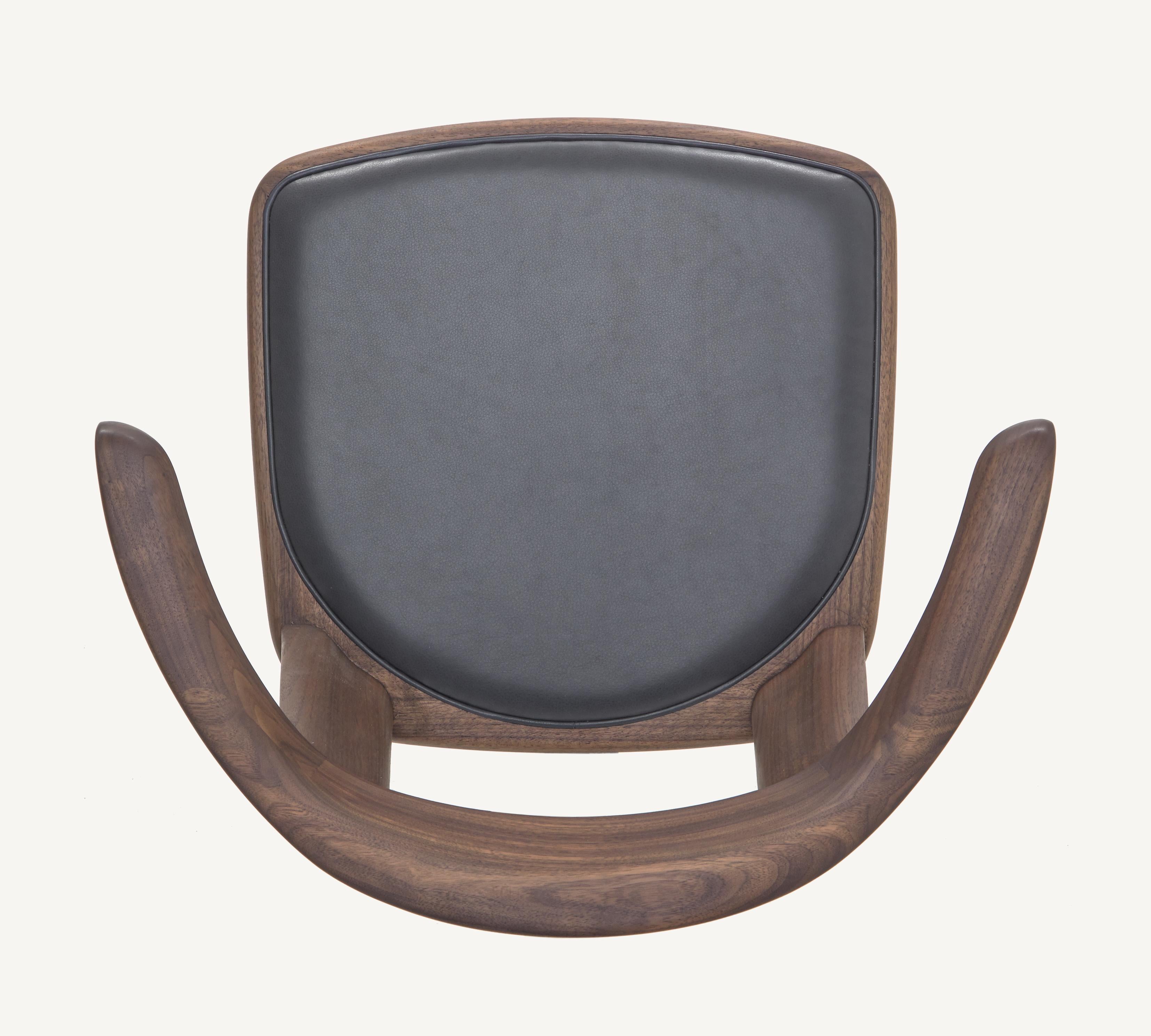 Im Angebot: Brutus-Sessel aus Walnussholz in Schwarz mit Ledersitz, entworfen von Craig Bassam, Black (Elegant 99001 Black) 6