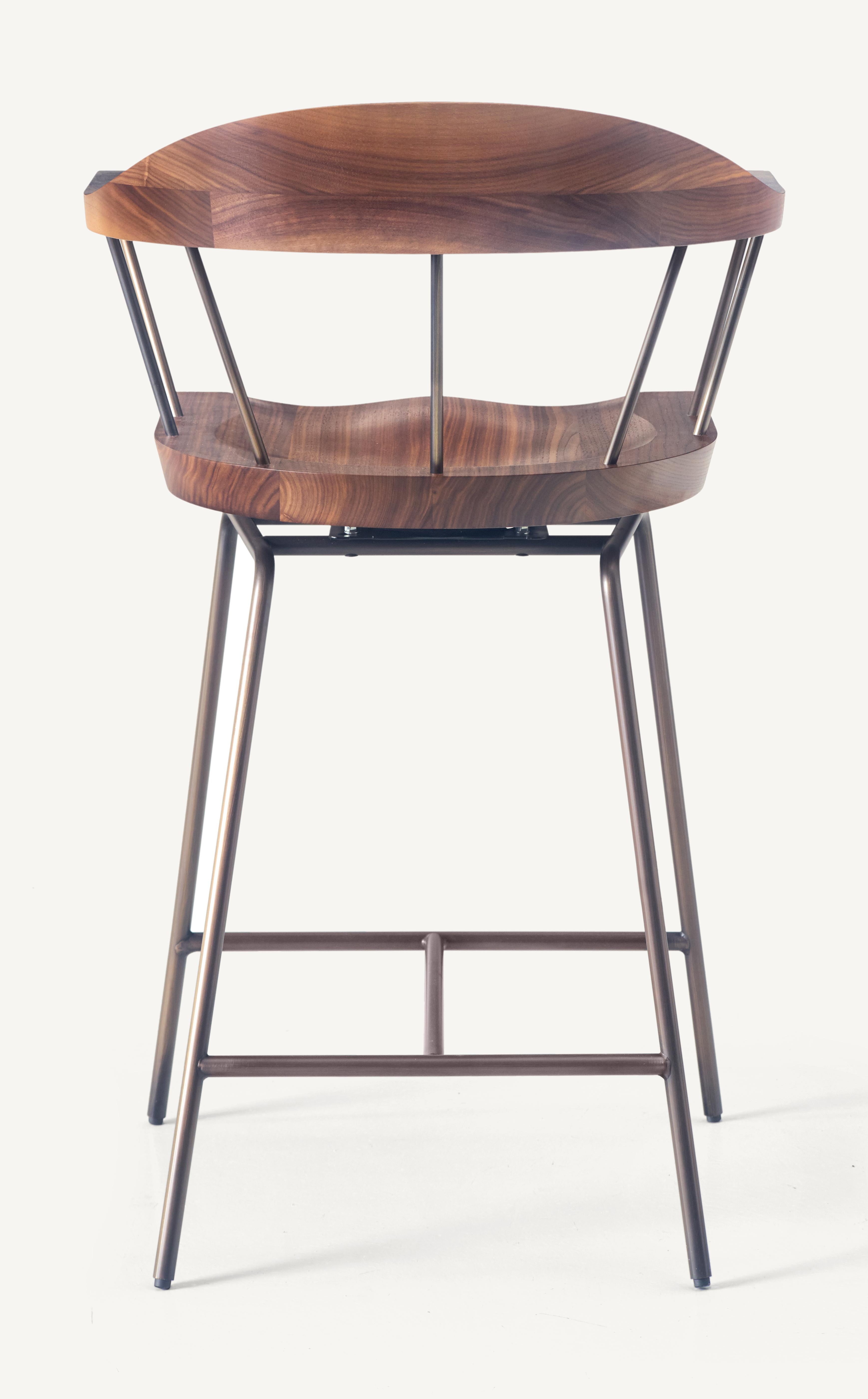 En vente : Gray (Metal Bronze) Chaise de comptoir à fuseaux en noyer massif et acier conçue par Craig Bassam 4