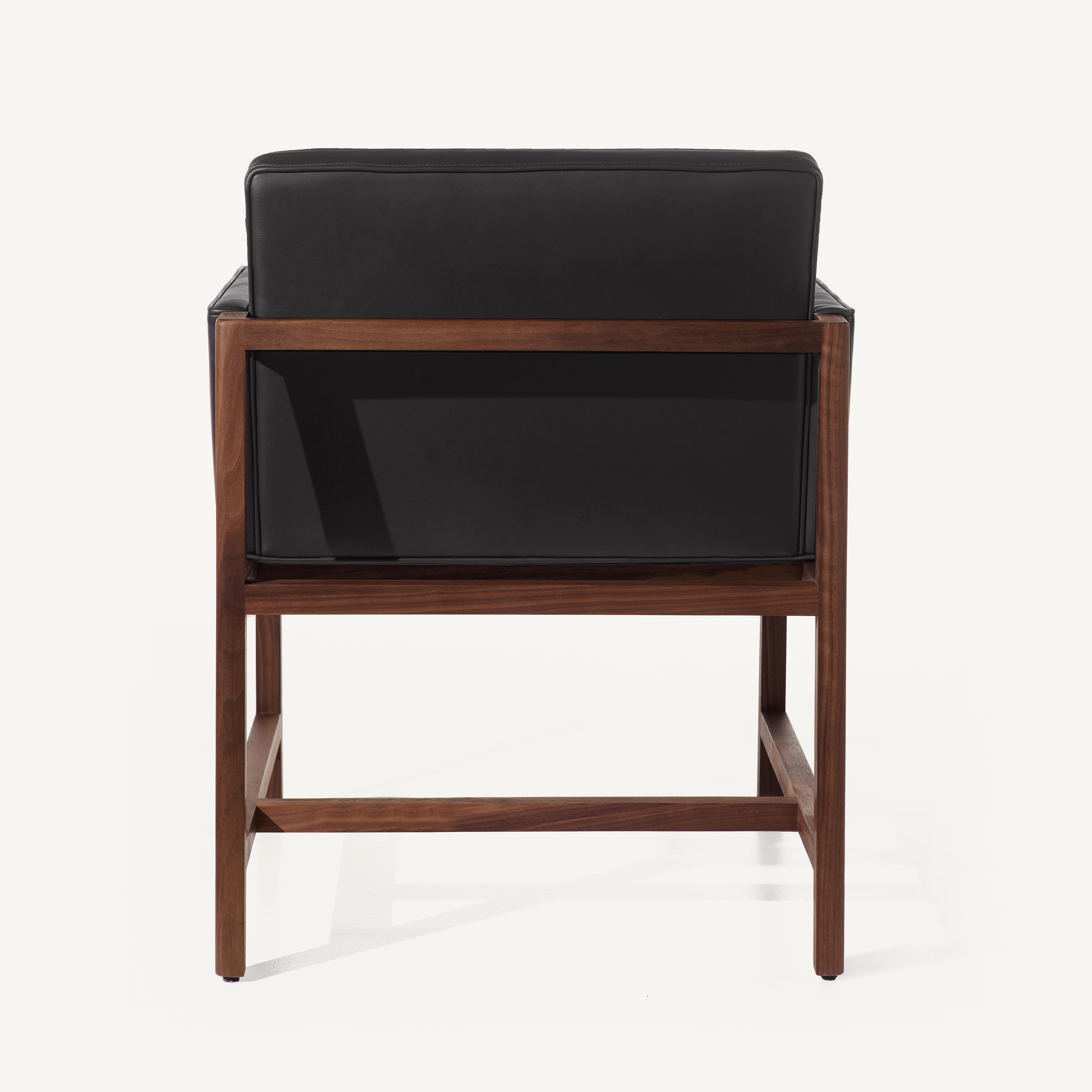 Im Angebot: Sessel mit Holzrahmen aus massivem Nussbaumholz und Leder, entworfen von Craig Bassam, Black (Comfort 99991 Black) 4
