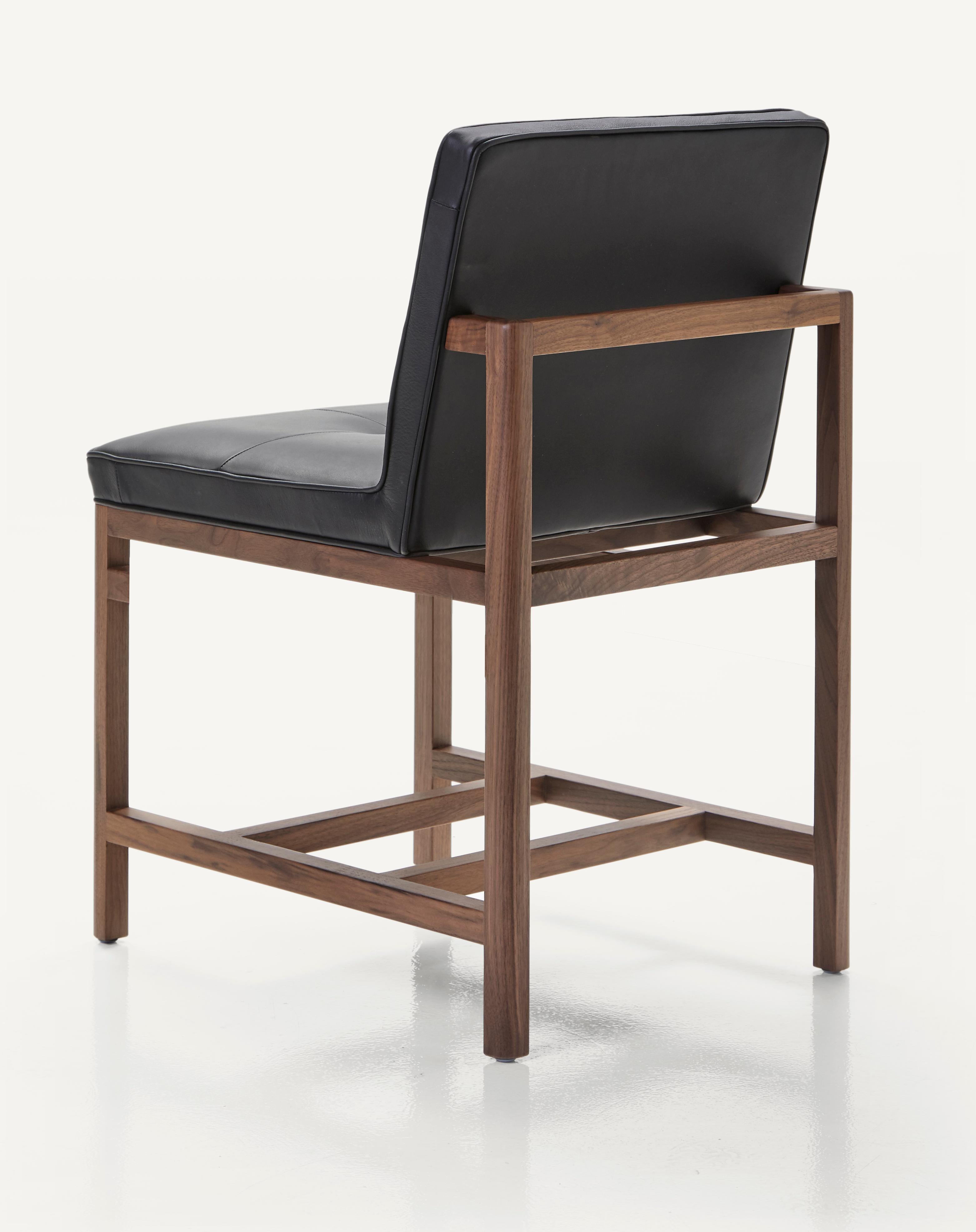 En vente : Black (Comfort 99991 Black) Petit fauteuil sans accoudoirs à cadre en bois, en noyer et cuir, conçu par Craig Bassam 2