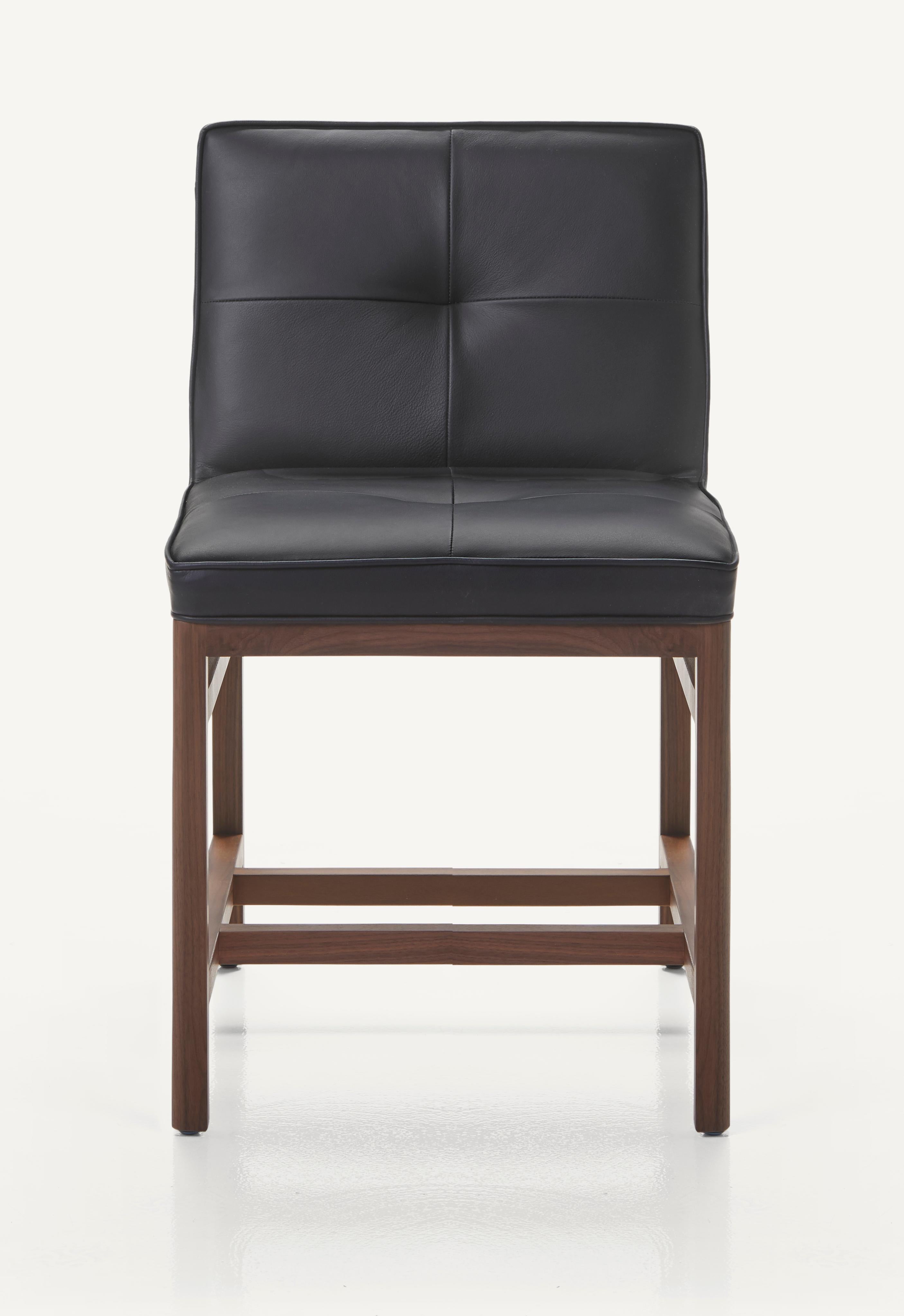 En vente : Black (Comfort 99991 Black) Petit fauteuil sans accoudoirs à cadre en bois, en noyer et cuir, conçu par Craig Bassam 3