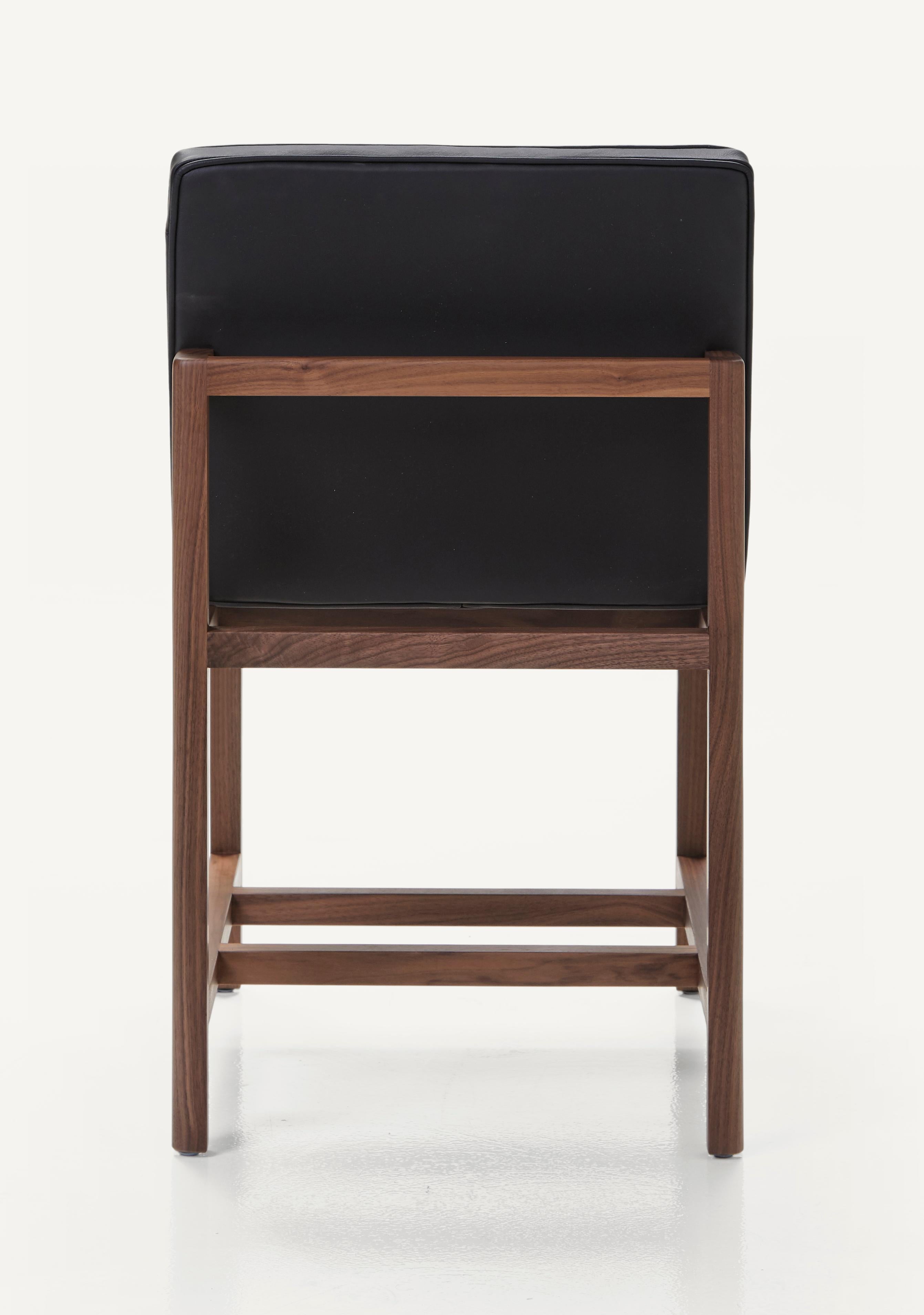En vente : Black (Comfort 99991 Black) Petit fauteuil sans accoudoirs à cadre en bois, en noyer et cuir, conçu par Craig Bassam 4