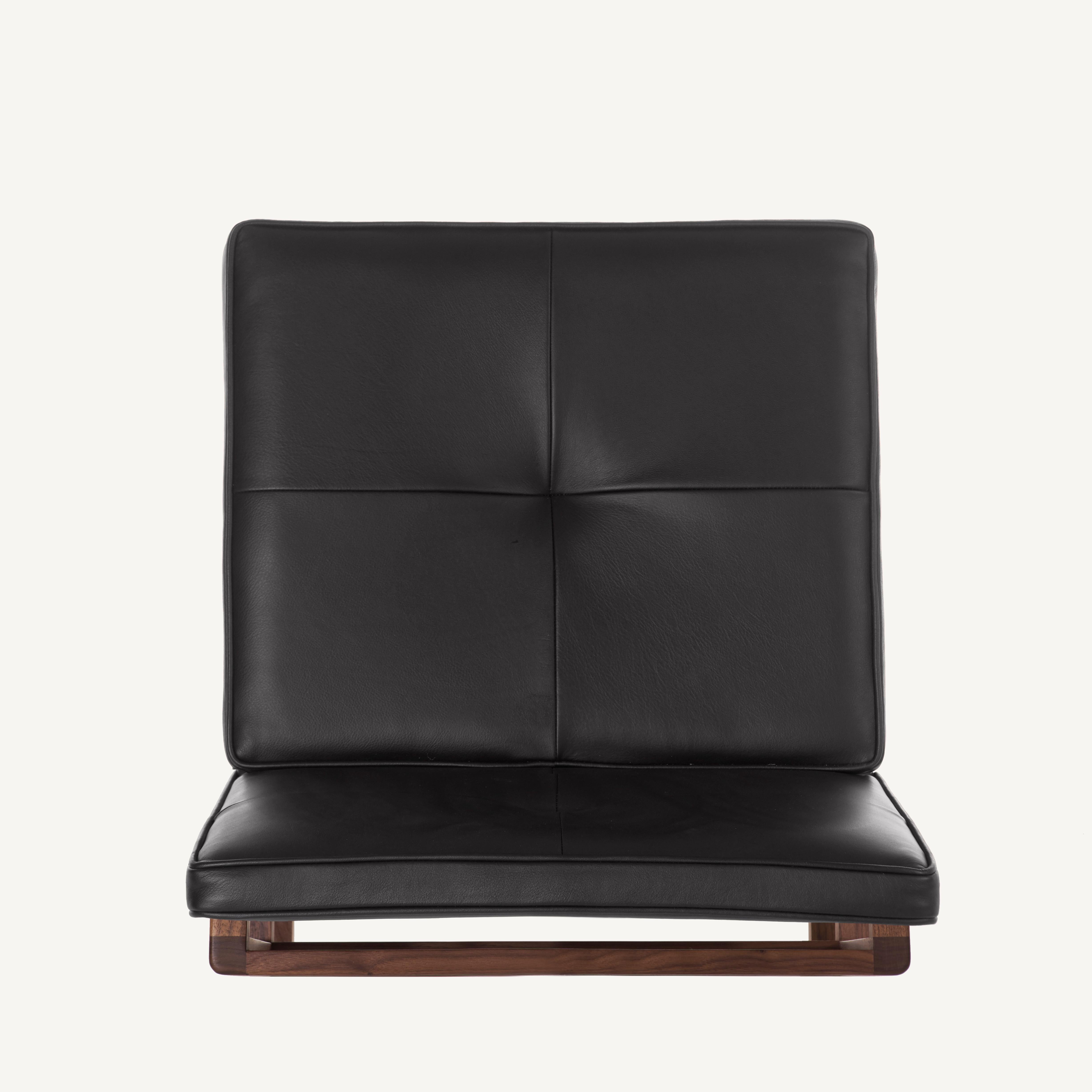 En vente : Black (Comfort 99991 Black) Petit fauteuil sans accoudoirs à cadre en bois, en noyer et cuir, conçu par Craig Bassam 6