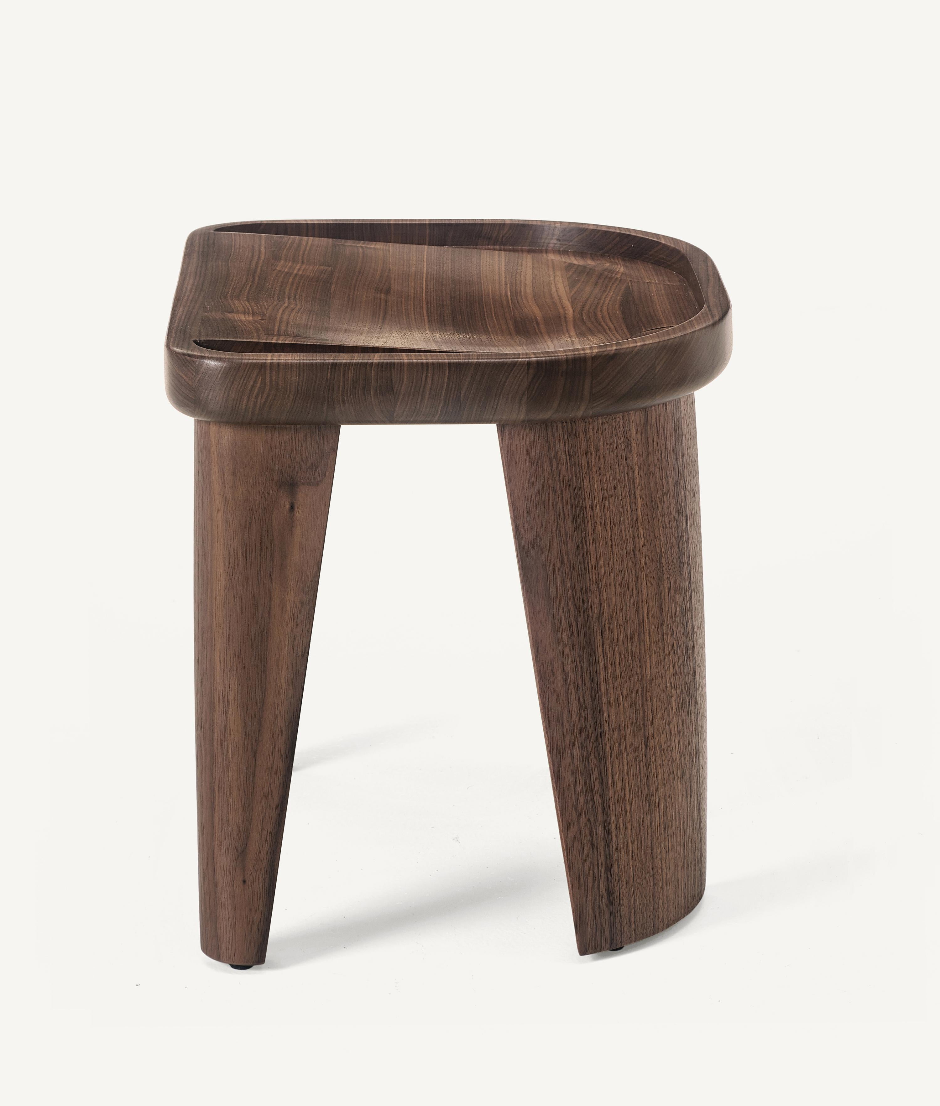 En vente : Brown (Wood Walnut Natural) Tabouret Cluster en bois massif sculpté de Craig Bassam 3