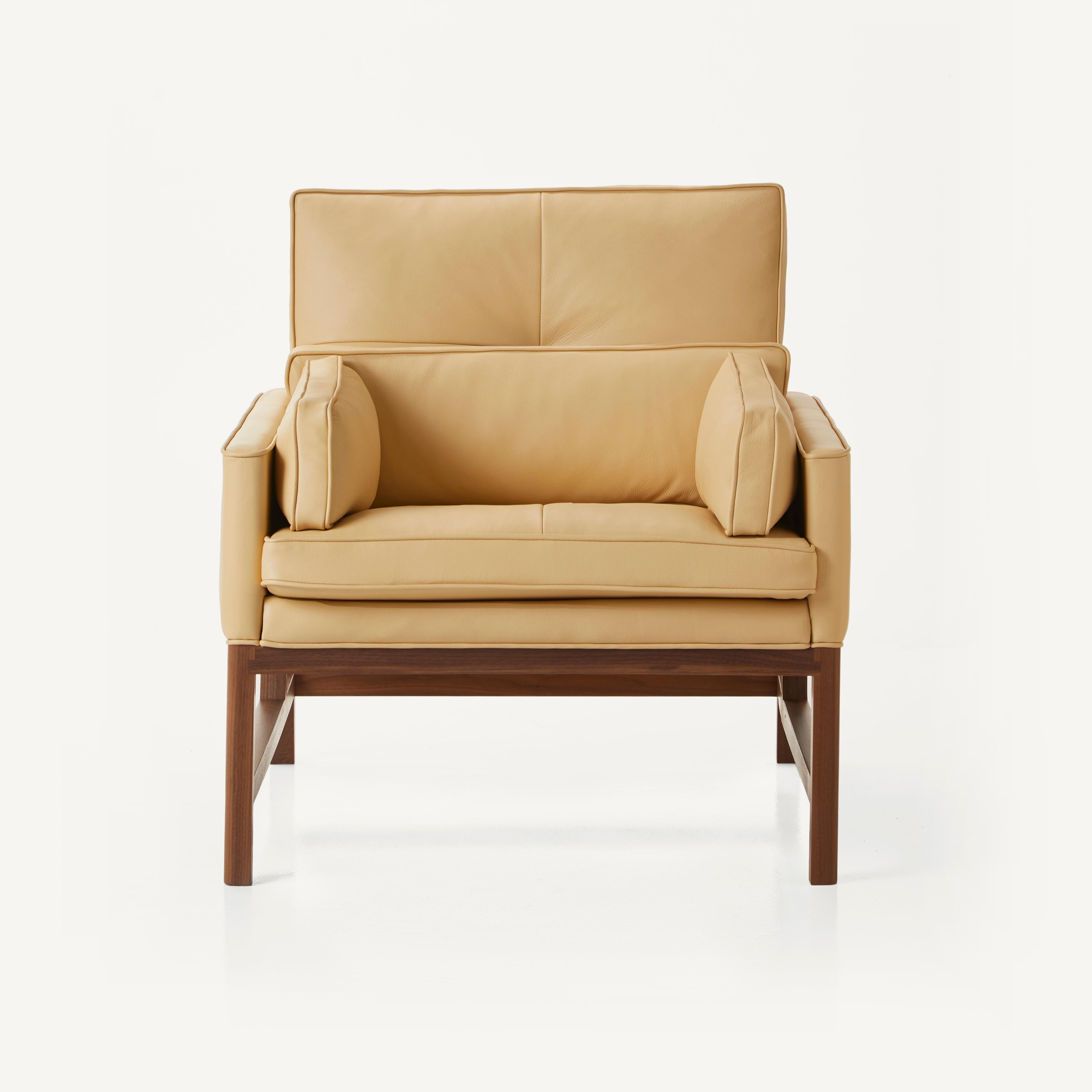 Im Angebot: Loungesessel mit niedriger Rückenlehne und Holzrahmen aus Nussbaumholz und Leder, entworfen von Craig Bassam, Brown (Comfort 43632 Camel) 3