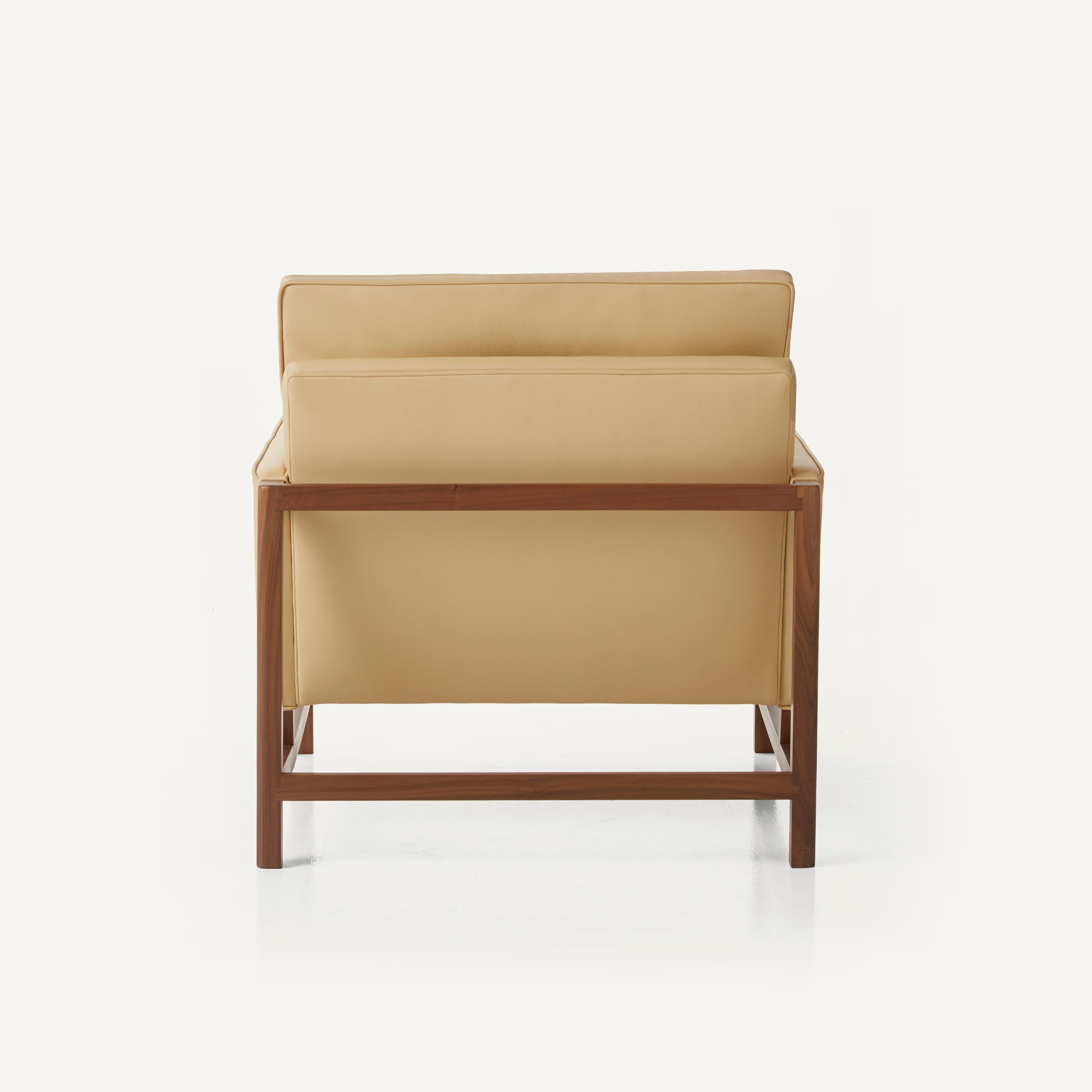 Im Angebot: Loungesessel mit niedriger Rückenlehne und Holzrahmen aus Nussbaumholz und Leder, entworfen von Craig Bassam, Brown (Comfort 43632 Camel) 4