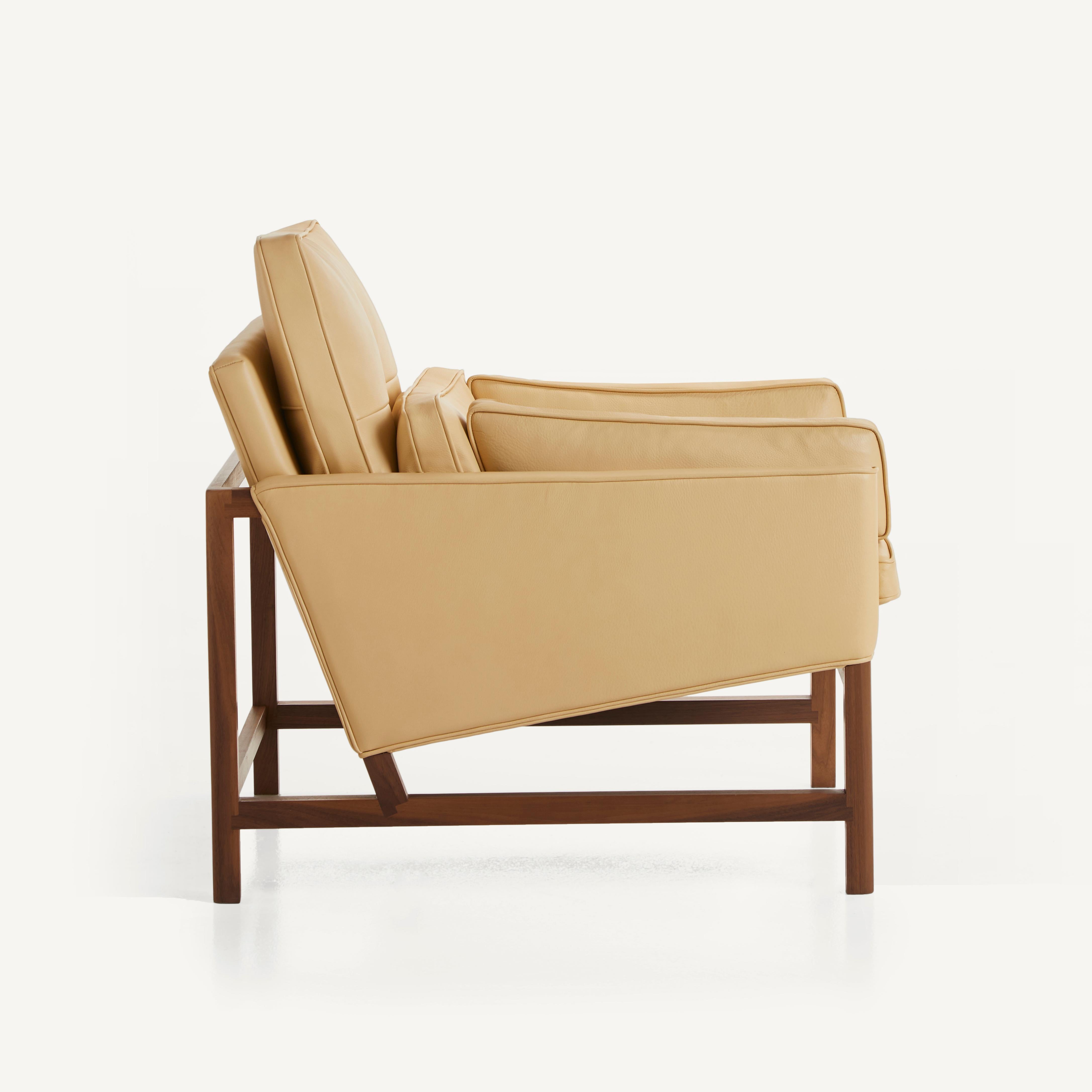Im Angebot: Loungesessel mit niedriger Rückenlehne und Holzrahmen aus Nussbaumholz und Leder, entworfen von Craig Bassam, Brown (Comfort 43632 Camel) 5