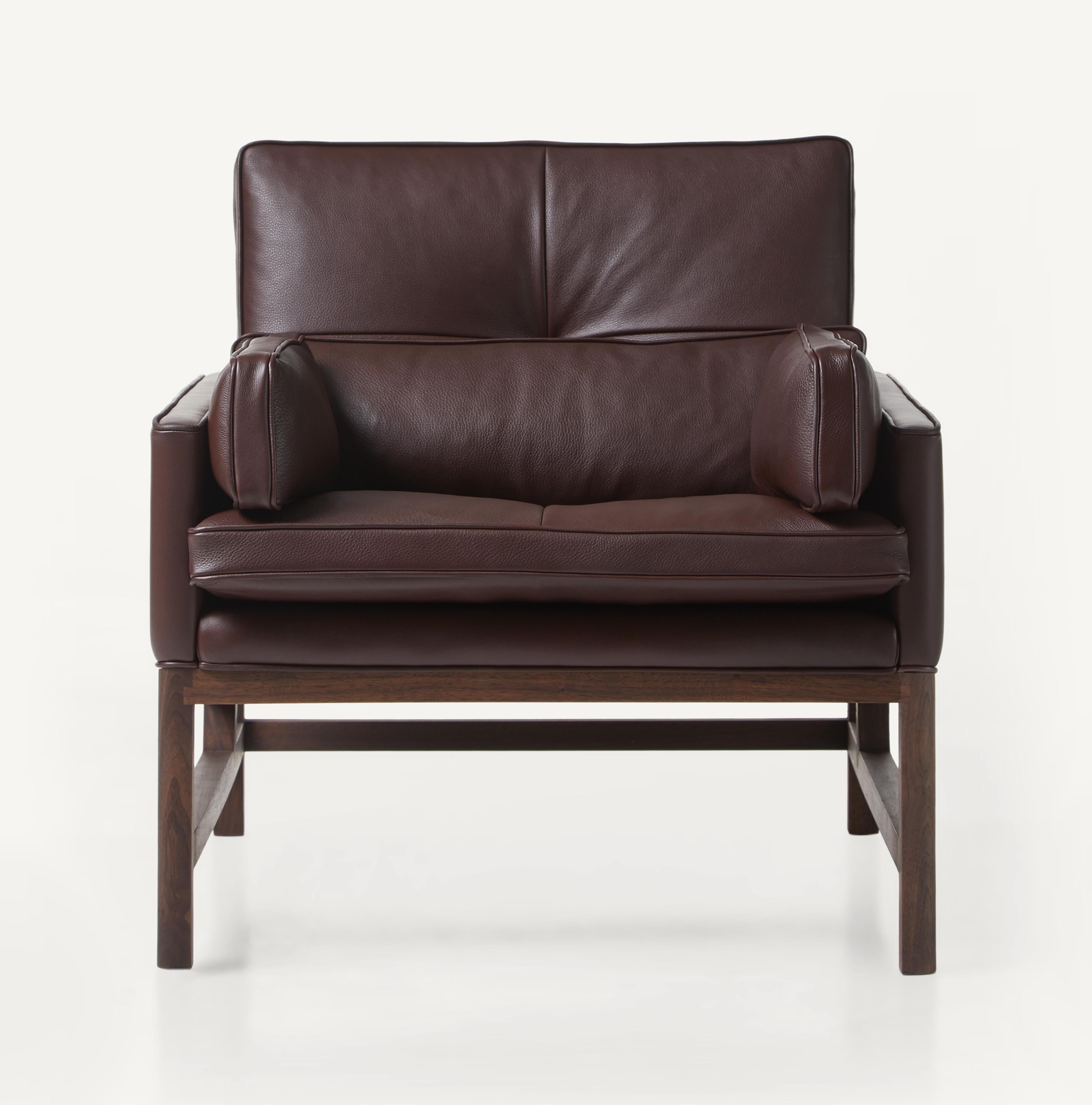 Im Angebot: Loungesessel mit niedriger Rückenlehne und Holzrahmen aus Nussbaumholz in Schwarz, Öl, entworfen von Craig Bassam, Brown (Comfort 93287 Chocolate) 3