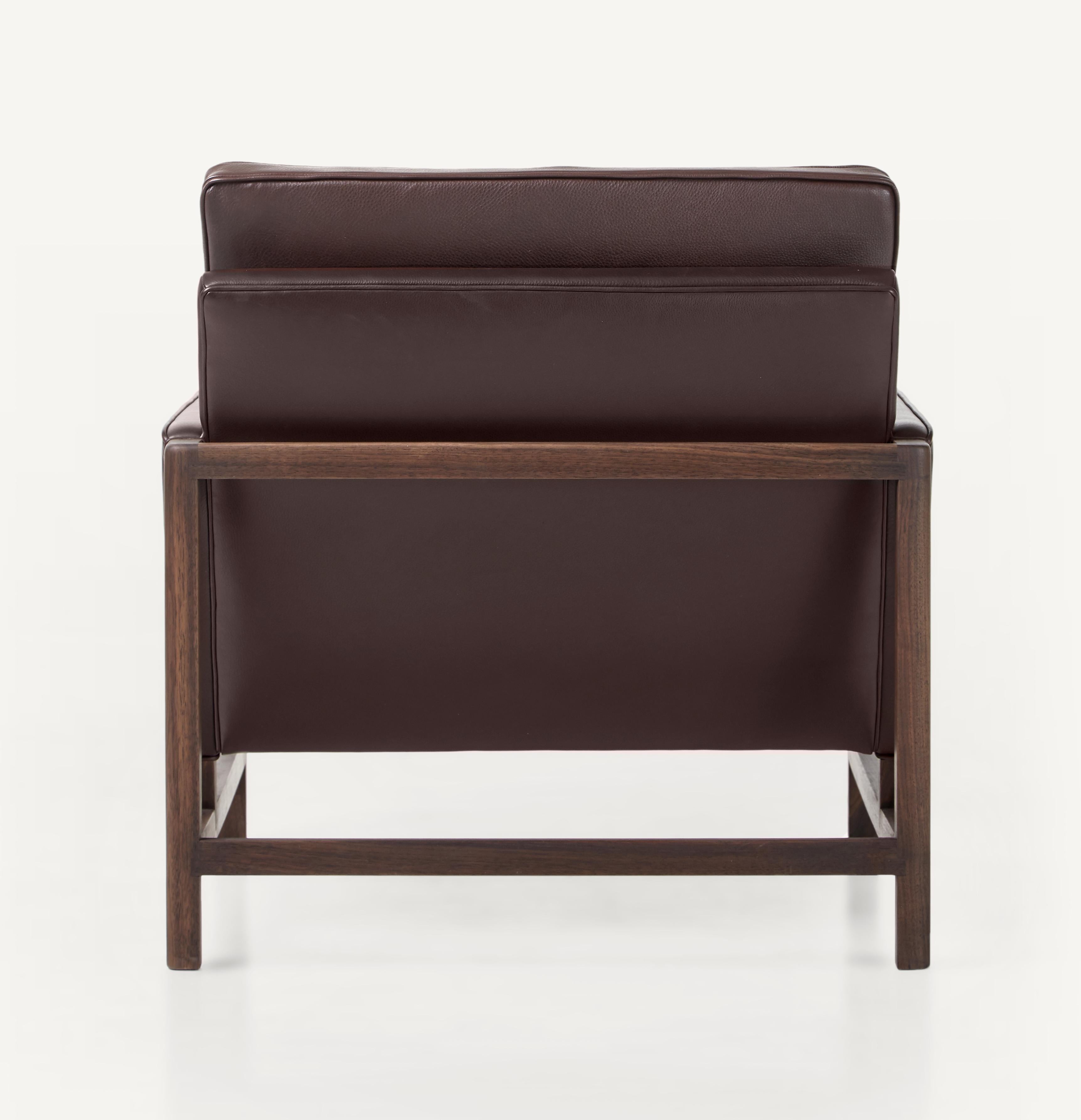 Im Angebot: Loungesessel mit niedriger Rückenlehne und Holzrahmen aus Nussbaumholz in Schwarz, Öl, entworfen von Craig Bassam, Brown (Comfort 93287 Chocolate) 4
